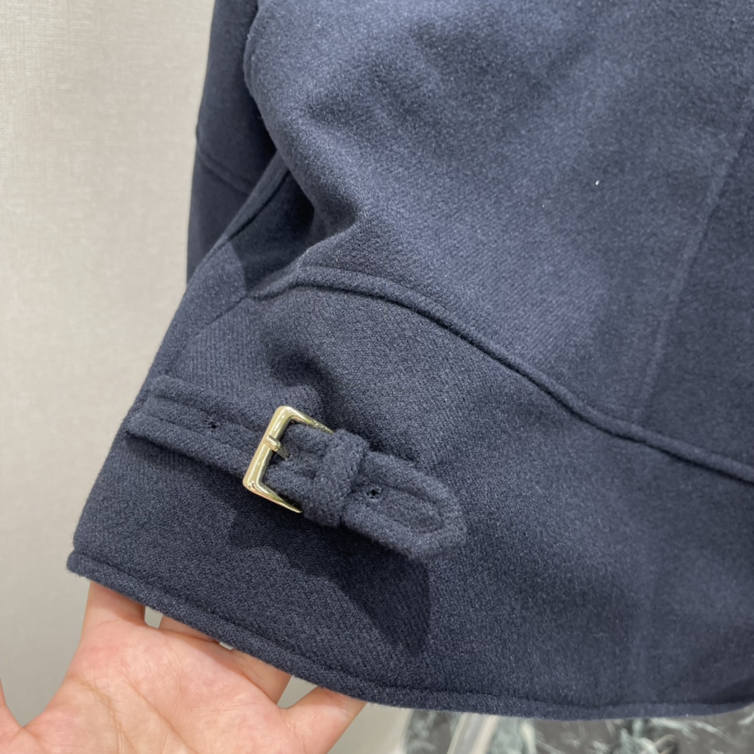 Miu 25秋冬新款 皮领羊毛夹克外套 皮质翻领碰撞甜酷反差感拉满，拉链设计与落肩剪裁释放慵懒气场 胸前