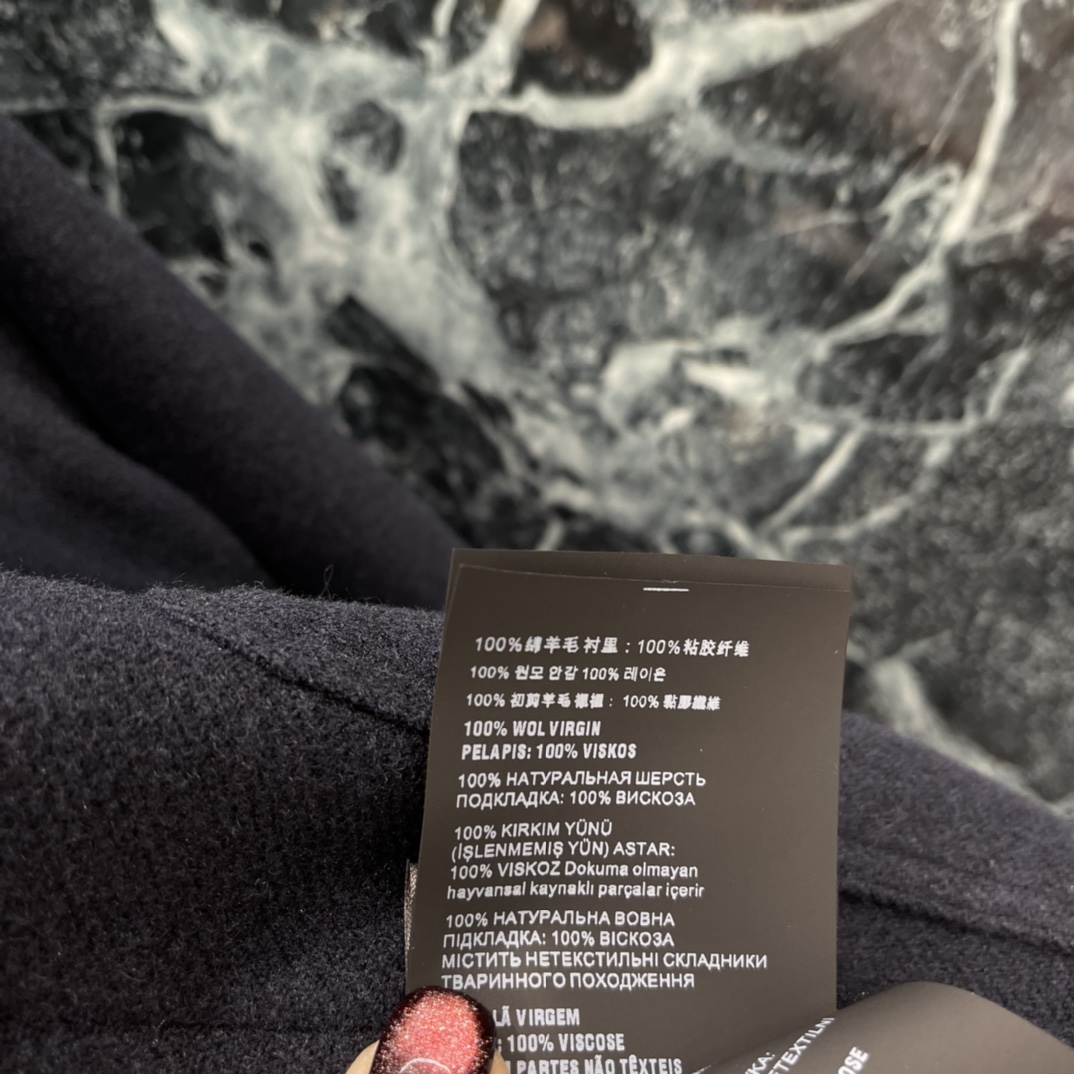 Miu 25秋冬新款 皮领羊毛夹克外套 皮质翻领碰撞甜酷反差感拉满，拉链设计与落肩剪裁释放慵懒气场 胸前