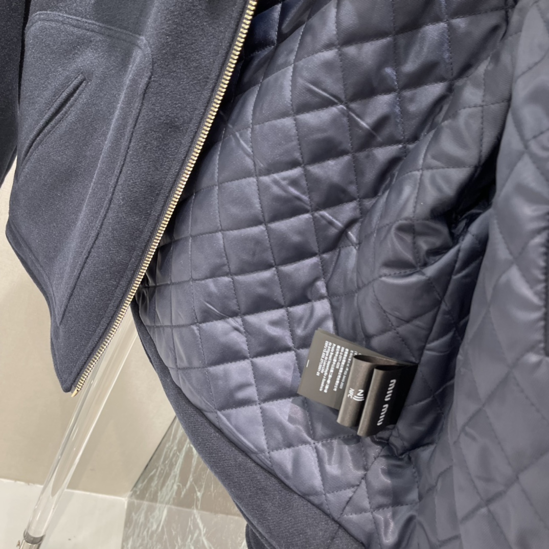 Miu 25秋冬新款 皮领羊毛夹克外套 皮质翻领碰撞甜酷反差感拉满，拉链设计与落肩剪裁释放慵懒气场 胸前