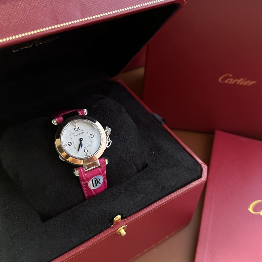 NO:553256,Cartier's new Asha Pasha series is newly launched, with top original quality!  The dial has a diameter of 30mm, a thickness of 8.22mm, and a daily waterproof depth of 3 bar (about 30 meters). It is equipped with an imported Swiss Ronda quartz movement, which keeps accurate time. The strap is made of imported American crocodile leather and I match it with the original buckle. It is comfortable to wear and has good texture!  Among the many series of Kajia series, the design of the Pasha series is unique. 'It can be square without rules.' The square minute track is combined with the round watch to subtly interpret the harmonious beauty. The new inlaid crown, the short chain fixed screw-in crown cover hides a blue spinel, showing the ingenious style. Pearlescent engraved dial, diamond-shaped hardened steel blue hands, sapphire crystal mirror. Finally, let's talk about it.  This product is top-notch in terms of workmanship, accessories, material and details, cartier, crocodile skin19860909卡地亚新款 asha 帕莎系列全新推出,顶级原单品质！表盘直径30mm 厚度8.22mm, 生活防水深度3巴（约30米).搭载进口瑞士朗达石英机芯,走时精准.表带采用进口美洲鳄鱼皮 我搭配原装扣.佩戴舒适,质感上佳！卡家众多系列之中帕莎系列其设计是别具一格“不以规矩也能各现方圆”圆中见方,方形分钟轨搭配圆润表鑫对立元素巧妙演绎和谐美感,全新镶嵌表冠,短链固定旋入式表冠盖隐藏一颗蓝色尖晶石,尽显匠心格调.珠光雕纹表盘.菱形淬火钢蓝指针,蓝宝石水晶镜面.最后说一下 这个货无论做工配件材质细节都是一流,,cartier,crocodile skin,Watch