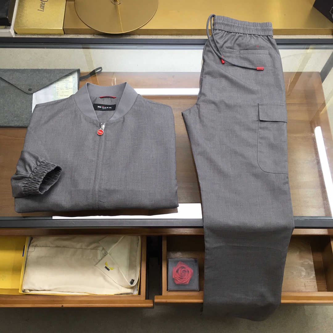 NO:569502,Counter suit jackets and trousers [Kito] sell for sale 25 new autumn and winter Kiton business minimalist jacket and casual trousers suit, a must-have casual hooded jacket for elite men. An extremely simple and charming phenomenon-level item, high-end suit material, with metal letter snap button closure, continuing Kiton's exquisite tailoring technology, a must-have versatile artifact for the wardrobe!  Kiton is more than just a clothing brand, it represents one of the highest artistic achievements in men's handmade customization. It combines Italy's long tradition of handcrafting, its persistent pursuit of top-quality materials and its infinite demands for perfect details to create comfortable and elegant clothing that can be called a work of art for gentlemen who pursue the ultimate. Owning a piece of Kiton is one of the ultimate expressions of taste, wealth and the pursuit of excellence in life.  Fully customized imported cotton blended fabric, double-layer polyester fiber lining, the texture is very unique, you can know it by feeling the fabric. It is quite wide and natural, and the entire silhouette is also excellent. It seems simple, but in fact it is amazing. The workmanship everywhere is perfect details. Color Gray Brown Navy Black Size M-3XL M Size Bust 106 Shoulder Width 46 Sleeve Length 62 Length 70 L Size Bust   Shoulder width 47 Sleeve length 63 Dress length 71  Wear size M under 130 pounds, wear size L between 130-145 pounds, wear size XL between 145-160 pounds, wear size 2XL under 160-175 pounds, wear size 3XL under 175-190 pounds,,jackets & coats,jackets & coats,business suit,hats,alexander wang19860909专柜套装外套裤【Kito】拆卖 25秋冬新款Kiton商务极简外套休闲裤套装,精英男士必备休闲连帽夹克.极致简约且魅力十足的现象级单品,高端西装材质,搭配金属字母按扣开合,延续Kiton精致的剪裁工艺,衣橱必备的百搭神器！ Kiton 不仅仅是一个服装品牌,它代表着男装手工定制的最高艺术成就之一.它融合了意大利悠久的手工传统、对顶级材料的执着追求和对完美细节的无限苛求,为追求极致的绅士们打造出舒适优雅、堪称艺术品的服装.拥有一件 Kiton,是品味、财富和对卓越生活追求的终极体现之一. 全定制的进口棉质混纺面料,双层聚酯纤维内衬,质感十分独特,大家感受面料即可知晓.挺阔自然,衬托的整个版型也是极为出色,看似简单,实则让人惊艳,浑身上下的各处做工都是完美的细节彰显.颜色灰色 咖色 藏青色 黑色尺码M-3XL M码 胸围106 肩宽46 袖长62 衣长70 L码 胸围 肩宽47 袖长63 衣长71 XL码胸围114 肩宽48 袖长64 衣长72 2XL码 胸围118 肩宽49 袖长65 衣长73 3XL码 胸围122 肩宽50 袖长66 衣长74 尺码推荐 130斤以内穿M码,130-145斤穿L码,145-160斤穿XL码,160-175斤穿2XL码,175-190斤穿3XL,,jackets & coats,jackets & coats,business suit,hats,alexander wang,Men's clothing