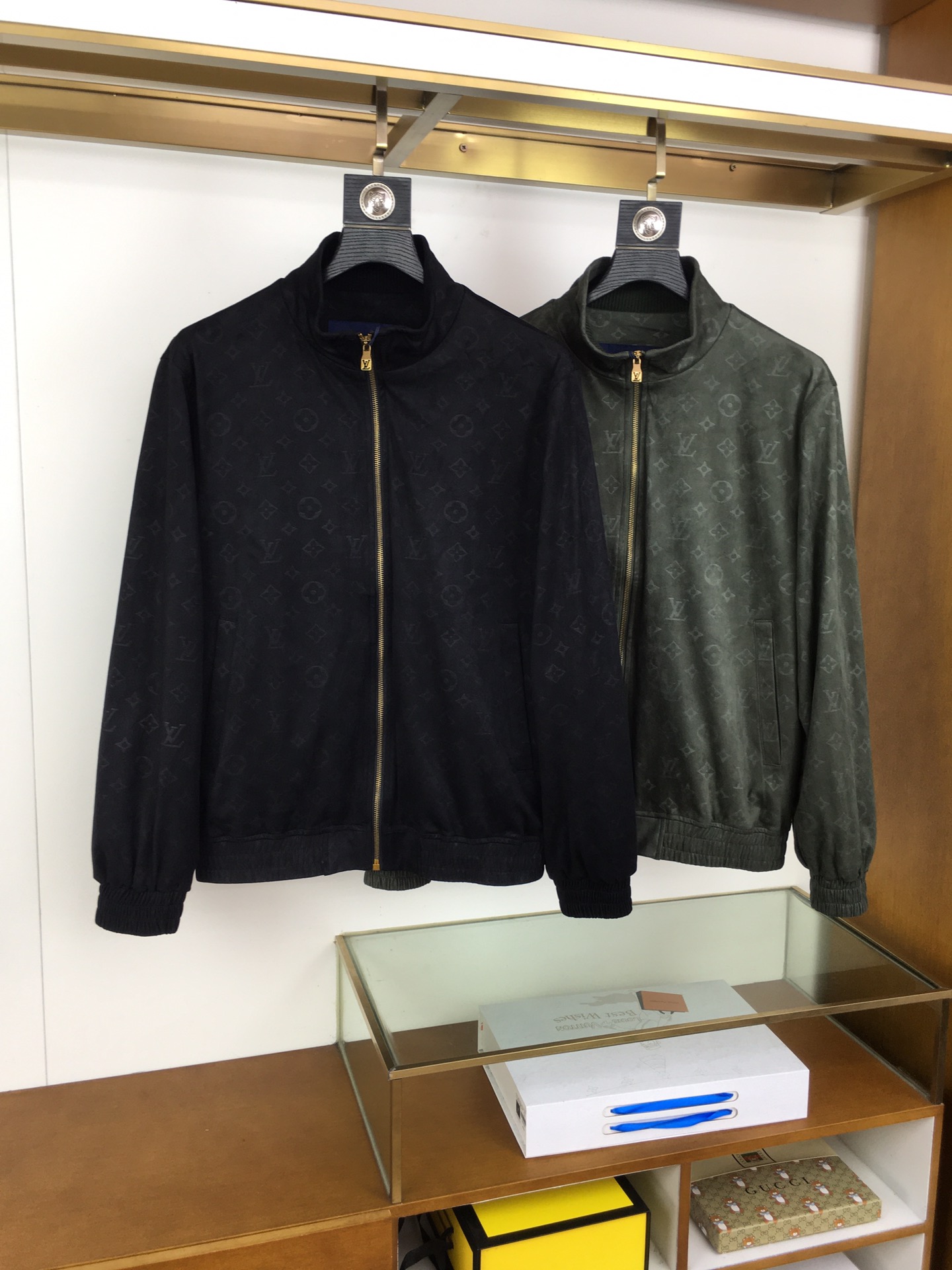 NO:569493,The new jacket 'L.v...' 2025 will be released through trading company channels and will be released simultaneously on the official website!  New men's jacket, high-end version!  The fabric is customized at the counter. The fabric is imported elastic polyester fiber and spandex, which is highly breathable and comfortable. The details are impeccable. The design concept of brand elements on the chest and the sleeves are spliced ​​with classic white contrasting colors, reflecting high quality. It feels delicate and soft!  It presents a casual cut and the upper body shape is awesome!  Size M-3XL-complete standard color black.green,,jackets & coats,jackets & coats,alexander wang19860909新品夹克《L.v...》 2025贸易公司渠道稀出,同步官网发售！新款男士外套,高端版本！专柜定制面料 ,面料进口弹力聚酯纤维加氨纶透气舒适度高,细节无可挑剔,胸前品牌元素设计理念,袖子拼接经典白撞色,体现高品质.手感细腻柔软！呈现休闲裁剪,上身版型超赞！ 码数M-3XL-标齐全 颜色黑色.绿色,,jackets & coats,jackets & coats,alexander wang,Men's clothing