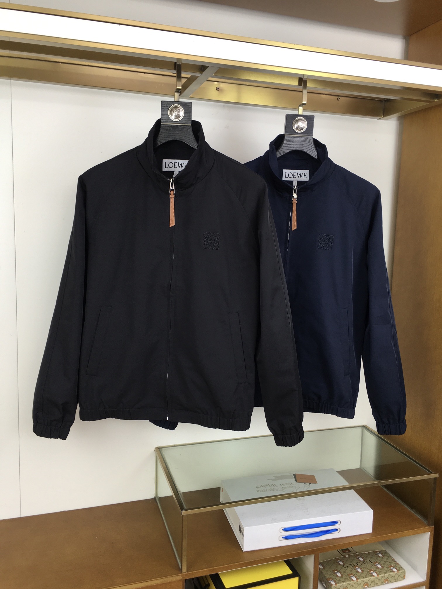 NO:569489,New jacket 'Loew...' 2025 trading company channels are rare, and will be sold simultaneously on the official website!  New men's jacket, high-end version!  The fabric is customized at the counter. The fabric is imported elastic polyester fiber and spandex, which is highly breathable and comfortable. The details are impeccable. The design concept of brand elements on the chest and the sleeves are spliced ​​with classic white contrasting colors, reflecting high quality. It feels delicate and soft!  It presents a casual cut and the upper body shape is awesome!  Size M-3XL-complete standard color black.blue,,loewe,jackets & coats,jackets & coats,alexander wang19860909新品夹克《Loew...》 2025贸易公司渠道稀出,同步官网发售！新款男士外套,高端版本！专柜定制面料 ,面料进口弹力聚酯纤维加氨纶透气舒适度高,细节无可挑剔,胸前品牌元素设计理念,袖子拼接经典白撞色,体现高品质.手感细腻柔软！呈现休闲裁剪,上身版型超赞！ 码数M-3XL-标齐全 颜色黑色.蓝色,,loewe,jackets & coats,jackets & coats,alexander wang,Men's clothing