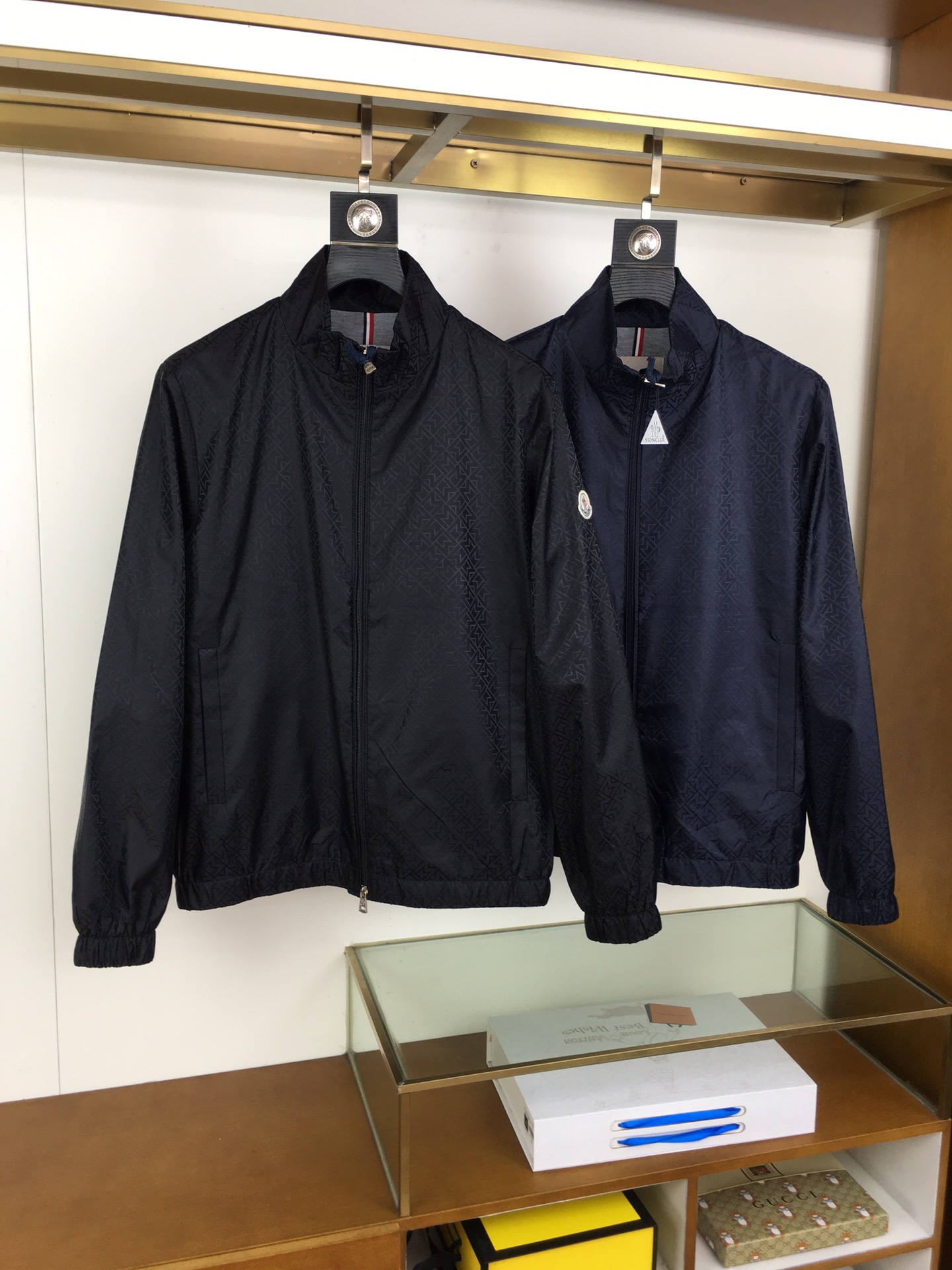 NO:569497,New jacket 'Moncle...' 2025 trading company channels are rare, and will be sold simultaneously on the official website!  New men's jacket, high-end version!  The fabric is customized at the counter. The fabric is imported elastic polyester fiber and spandex, which is highly breathable and comfortable. The details are impeccable. The design concept of brand elements on the chest and the sleeves are spliced ​​with classic white contrasting colors, reflecting high quality. It feels delicate and soft!  It presents a casual cut and the upper body shape is awesome!  Size M-3XL-complete standard color black.blue,,jackets & coats,jackets & coats,alexander wang19860909新品夹克《Moncle...》 2025贸易公司渠道稀出,同步官网发售！新款男士外套,高端版本！专柜定制面料 ,面料进口弹力聚酯纤维加氨纶透气舒适度高,细节无可挑剔,胸前品牌元素设计理念,袖子拼接经典白撞色,体现高品质.手感细腻柔软！呈现休闲裁剪,上身版型超赞！ 码数M-3XL-标齐全 颜色黑色.蓝色,,jackets & coats,jackets & coats,alexander wang,Men's clothing