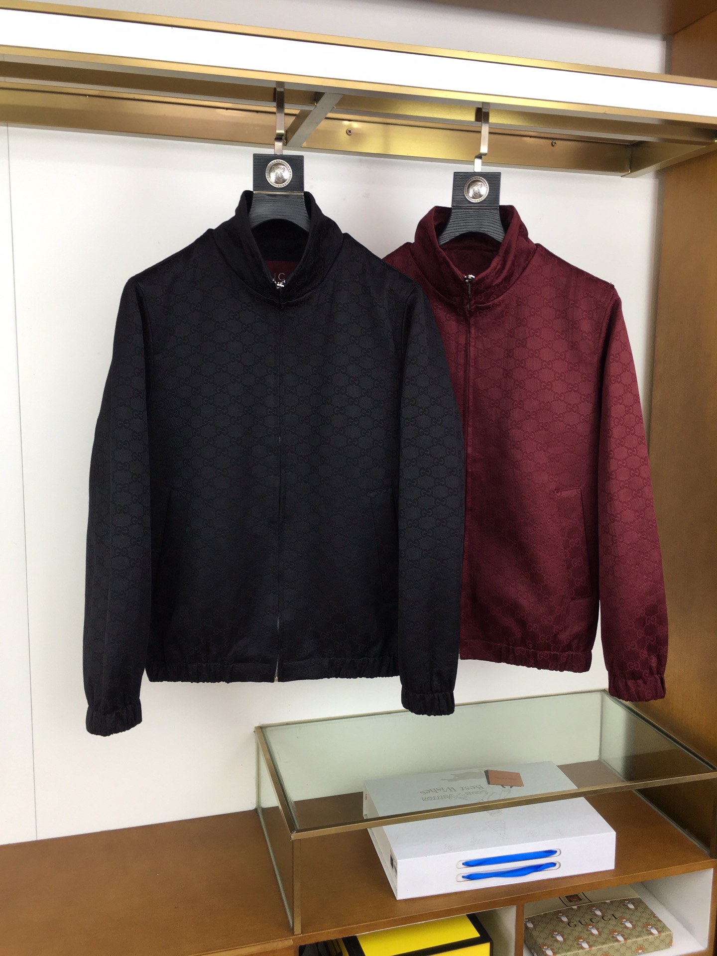 NO:569471,New jacket 'Gu.ci...' 2025 trading company channels are rare, and will be sold simultaneously on the official website!  New men's jacket, high-end version!  The fabric is customized at the counter. The fabric is imported elastic polyester fiber and spandex, which is highly breathable and comfortable. The details are impeccable. The design concept of brand elements on the chest and the sleeves are spliced ​​with classic white contrasting colors, reflecting high quality. It feels delicate and soft!  It presents a casual cut and the upper body shape is awesome!  Size M-3XL-complete standard color black.red,,jackets & coats,jackets & coats,alexander wang19860909新品夹克《Gu.ci...》 2025贸易公司渠道稀出,同步官网发售！新款男士外套,高端版本！专柜定制面料 ,面料进口弹力聚酯纤维加氨纶透气舒适度高,细节无可挑剔,胸前品牌元素设计理念,袖子拼接经典白撞色,体现高品质.手感细腻柔软！呈现休闲裁剪,上身版型超赞！ 码数M-3XL-标齐全 颜色黑色.红色,,jackets & coats,jackets & coats,alexander wang,Men's clothing