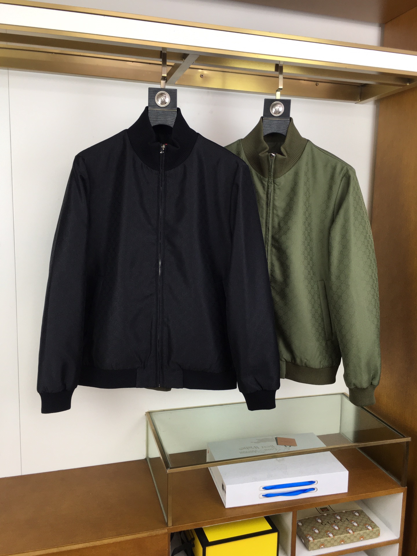 NO:569504,New jacket 'Gu.ci...' 2025 trading company channels are rare, and will be sold simultaneously on the official website!  New men's jacket, high-end version!  The fabric is customized at the counter. The fabric is imported elastic polyester fiber and spandex, which is highly breathable and comfortable. The details are impeccable. The design concept of brand elements on the chest and the sleeves are spliced ​​with classic white contrasting colors, reflecting high quality. It feels delicate and soft!  It presents a casual cut and the upper body shape is awesome!  Size M-3XL-complete standard color black.green,,jackets & coats,jackets & coats,alexander wang19860909新品夹克《Gu.ci...》 2025贸易公司渠道稀出,同步官网发售！新款男士外套,高端版本！专柜定制面料 ,面料进口弹力聚酯纤维加氨纶透气舒适度高,细节无可挑剔,胸前品牌元素设计理念,袖子拼接经典白撞色,体现高品质.手感细腻柔软！呈现休闲裁剪,上身版型超赞！ 码数M-3XL-标齐全 颜色黑色.绿色,,jackets & coats,jackets & coats,alexander wang,Men's clothing