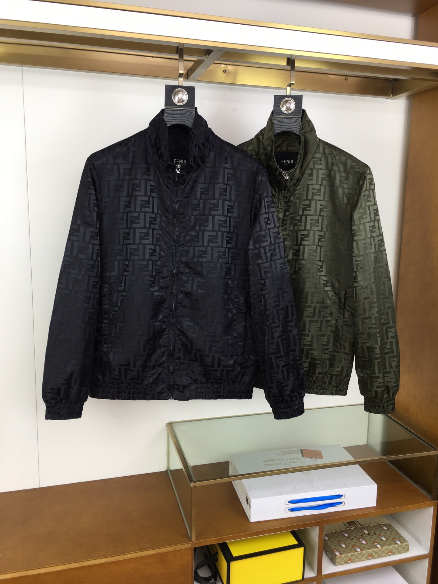 NO:569501,New jacket 'Fend...' 2025 trading company channels are rare, and will be sold simultaneously on the official website!  New men's jacket, high-end version!  The fabric is customized at the counter. The fabric is imported elastic polyester fiber and spandex, which is highly breathable and comfortable. The details are impeccable. The design concept of brand elements on the chest and the sleeves are spliced ​​with classic white contrasting colors, reflecting high quality. It feels delicate and soft!  It presents a casual cut and the upper body shape is awesome!  Size M-3XL-complete standard color black.green,,fendi,jackets & coats,jackets & coats,alexander wang19860909新品夹克《Fend...》 2025贸易公司渠道稀出,同步官网发售！新款男士外套,高端版本！专柜定制面料 ,面料进口弹力聚酯纤维加氨纶透气舒适度高,细节无可挑剔,胸前品牌元素设计理念,袖子拼接经典白撞色,体现高品质.手感细腻柔软！呈现休闲裁剪,上身版型超赞！ 码数M-3XL-标齐全 颜色黑色.绿色,,fendi,jackets & coats,jackets & coats,alexander wang,Men's clothing