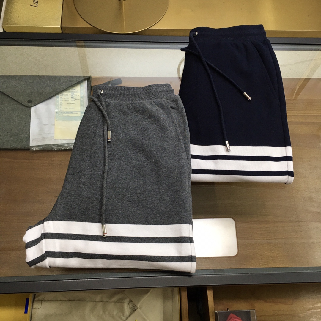 NO:569500,New product [TB] Autumn and winter/AW T*B customized classic four-stripe sweatpants, classic mid-gray cotton sweatpants, custom-made cotton checkweave fabric, white four-stripe decoration on the left side. Adjustable drawstring waistband, metal rope head decoration, ribbed waistband and trousers, single back pocket, white wash mark on the hem, three-color webbing decoration on the back waist, classic hot style, medium gray, navy blue M-3XL,, alexander wang19860909新品【TB】 秋冬/AW T*B 定制经典款四条纹运动裤 经典中灰色棉质卫裤,定制棉质回纹织面料,左侧白色四条纹饰.可调节拉绳裤腰,金属绳头装饰,罗纹腰带与裤脚,单个后袋,下脚白色洗水标,后腰三色织带装饰经典爆款 中灰色,藏蓝色Ｍ-3XL,,alexander wang,Men's clothing