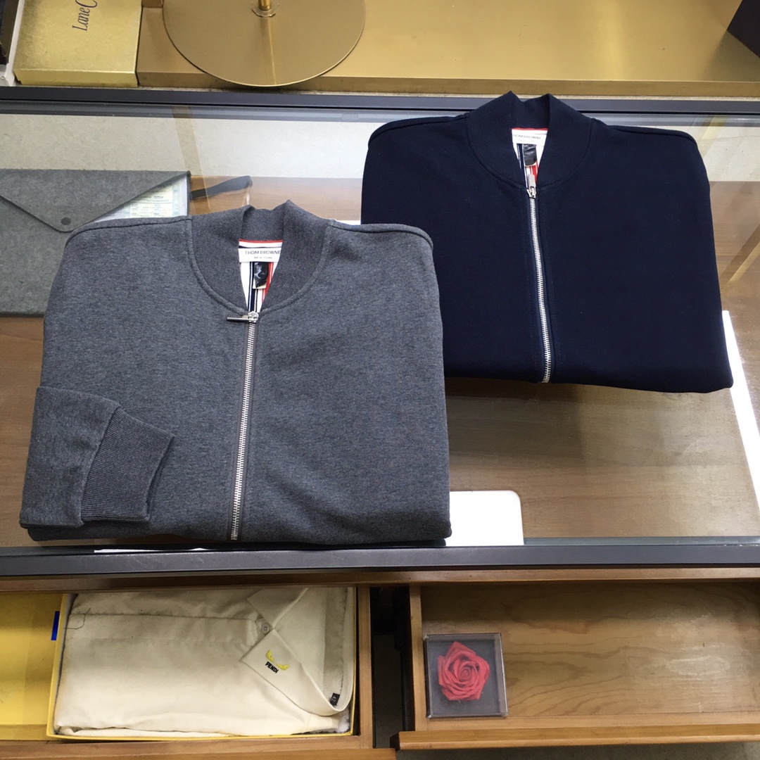 NO:569474,New Product [TB] Autumn/Winter/AW T*B Customized pure cotton zippered knitted jacket with central three-color stripes on the back. Classic pilot collar zipper sweatshirt, customized cotton checkered fabric, white four-stripe decoration on the left sleeve. Original grade custom two-way zipper front, white wash label on the hem. Customized ribbed hood cuffs and hem, classic three-color stripe decoration on the back.  Medium gray, navy blue M-3XL,,hoodie,sweatshirts,jackets & coats,hats,alexander wang19860909新品【TB】 秋冬/AW T*B 定制纯棉后背中央三色条纹饰回形针织拉链外套 经典飞行员衣领拉链卫衣,定制棉质回纹织面料,左袖白色四条纹饰.原版级定制双向拉链前襟,下摆白色洗水标.定制罗纹兜帽袖口及下摆,后背中央三色条纹装饰经典爆款 中灰色,藏蓝色Ｍ-3XL,,hoodie,sweatshirts,jackets & coats,hats,alexander wang,Men's clothing