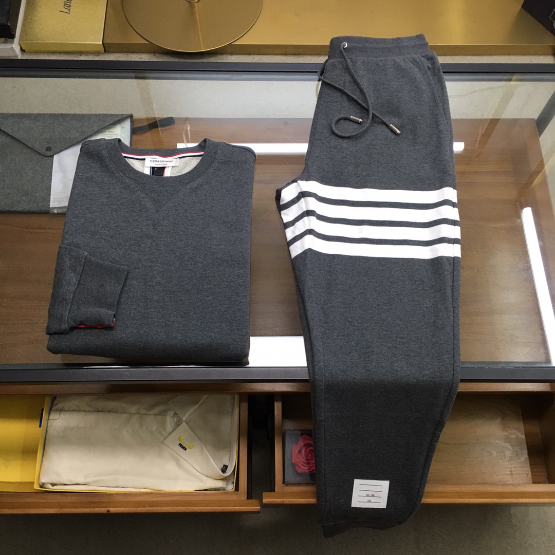 NO:569479,New product set sweatshirt and sweatpants [TB] for sale Autumn and winter/AW T*B Customized three-color stripe in the center of the back knitted round neck sweatshirt and sweatpants suit  Classic gray sweatshirt, customized 100% cotton checkered fabric, white four stripes on the left sleeve. Round neck, V-shaped patchwork on the neck, white wash mark on the hem. Customized ribbed collar, cuffs and hem, side slit button decoration, three-color webbing detail in the center of the back, three-color webbing decoration on the back collar. Classic hot styles, medium gray, navy blue M-3XL,, hoodie, sweatshirts, alexander wang19860909新品套装卫衣卫裤【TB】拆卖 秋冬/AW T*B 定制后背中央三色条纹饰回形针织圆领卫衣卫裤套装 经典灰色卫衣,定制百分百棉质回纹织面料,左袖白色四条纹饰.圆领,领口V形拼贴饰,下摆白色洗水标.定制罗纹领口袖口及下摆,侧开衩纽扣装饰,后背中央有三色织带饰细节,后领三色织带装饰.经典爆款 中灰色,藏蓝色Ｍ-3XL,,hoodie,sweatshirts,alexander wang,Men's clothing