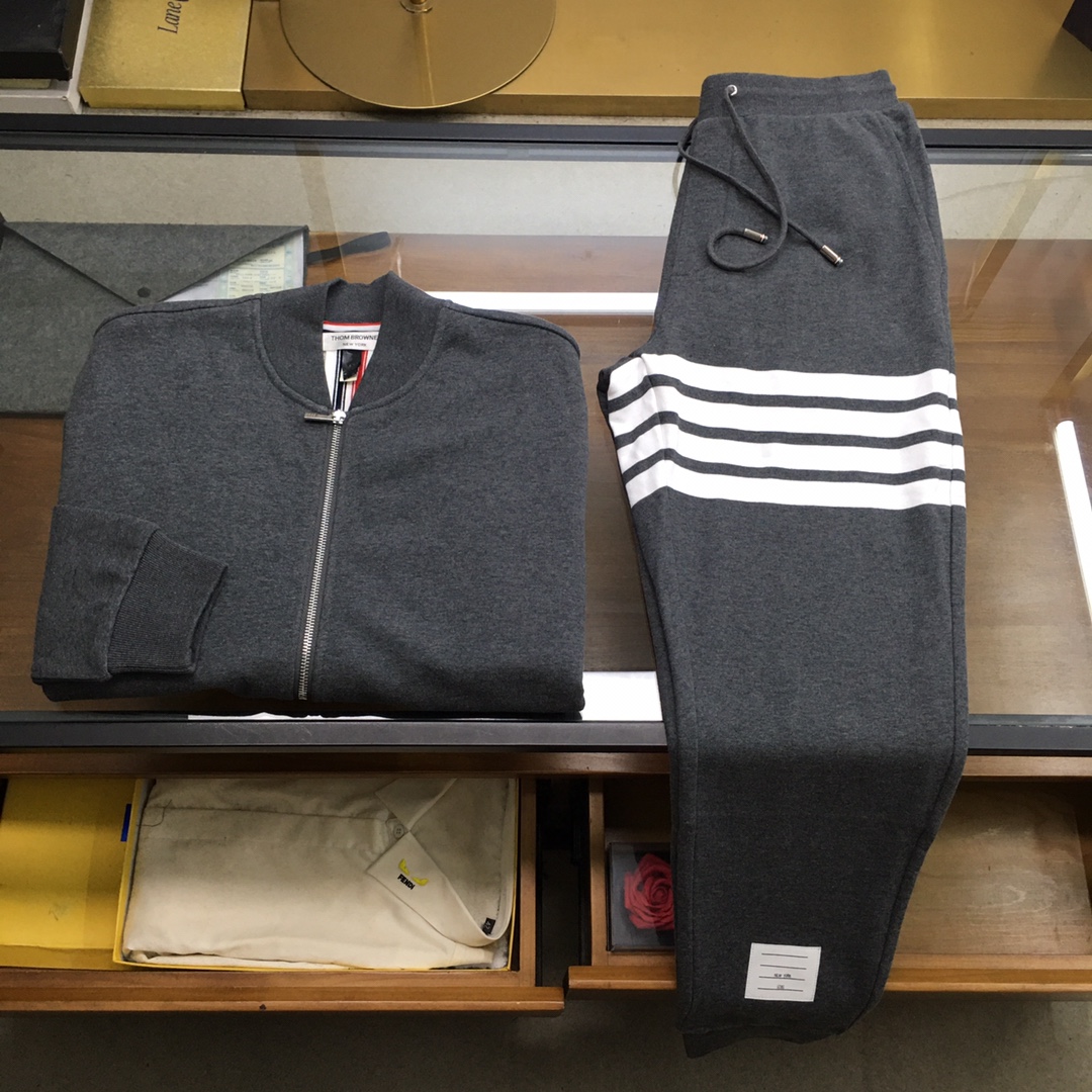 NO:569483,New suit jacket and trousers P [TB] for sale Autumn and winter/AW T*B Customized pure cotton with three-color stripes in the middle of the back, zipper knitted zipper jacket and sweatpants suit. Classic pilot collar zipper sweatshirt, customized cotton checkweave fabric, white four-stripe decoration on the left sleeve. Original grade custom two-way zipper front, white wash mark on the hem. Customized ribbed hood cuffs and hem, three-color stripes in the center of the back, classic hot style  Medium gray, navy blue M-3XL,,hoodie,sweatshirts,jackets & coats,hats,alexander wang19860909新品套装外套裤P【TB】拆卖 秋冬/AW T*B 定制纯棉后背中央三色条纹饰回形针织拉链外套卫裤套装 经典飞行员衣领拉链卫衣,定制棉质回纹织面料,左袖白色四条纹饰.原版级定制双向拉链前襟,下摆白色洗水标.定制罗纹兜帽袖口及下摆,后背中央三色条纹装饰经典爆款 中灰色,藏蓝色Ｍ-3XL,,hoodie,sweatshirts,jackets & coats,hats,alexander wang,Men's clothing