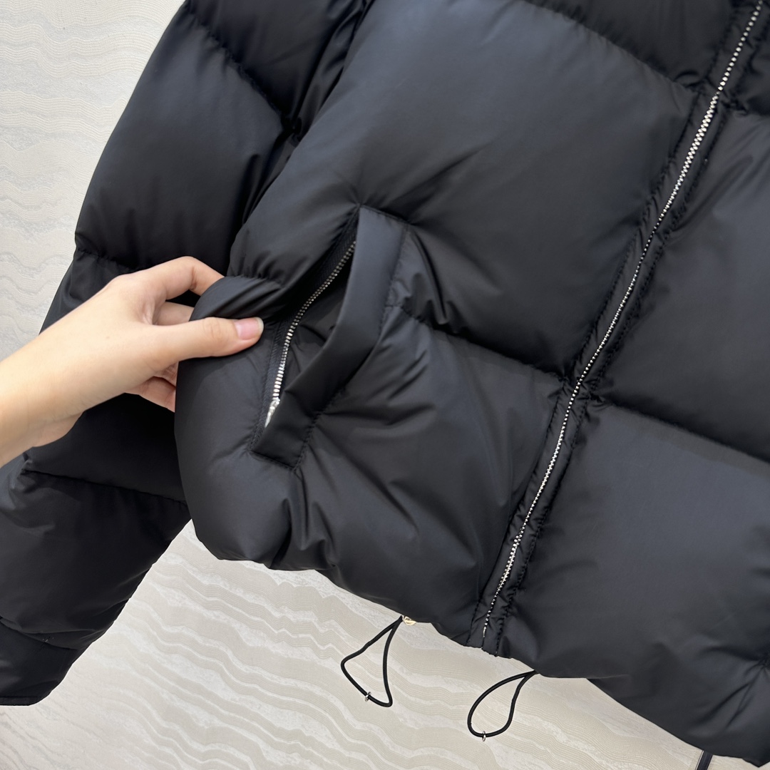 独家首发💙原单品质，PR减龄英伦风穿搭！气质短款面包羽绒服外套。经典夹克面包服高级感满满的。进口90白鹅