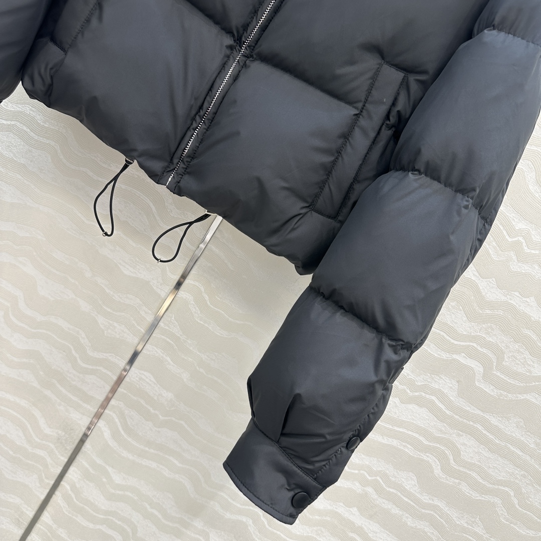 独家首发💙原单品质，PR减龄英伦风穿搭！气质短款面包羽绒服外套。经典夹克面包服高级感满满的。进口90白鹅