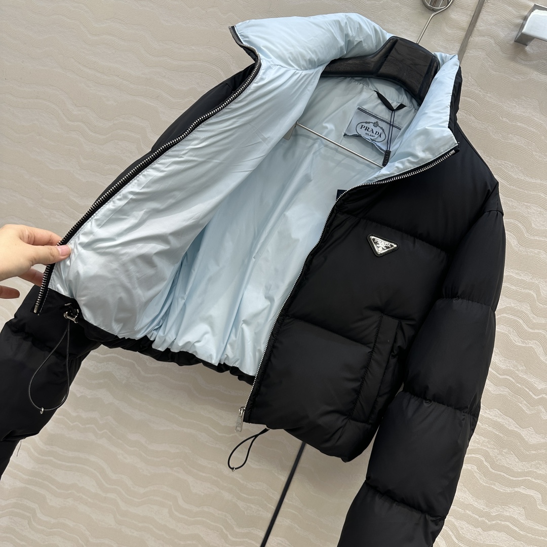 独家首发💙原单品质，PR减龄英伦风穿搭！气质短款面包羽绒服外套。经典夹克面包服高级感满满的。进口90白鹅