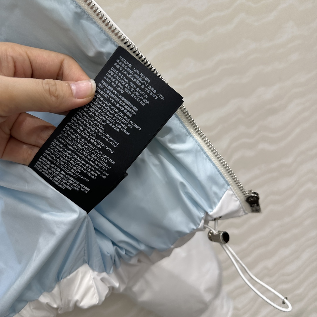 独家首发💙原单品质，PR减龄英伦风穿搭！气质短款面包羽绒服外套。经典夹克面包服高级感满满的。进口90白鹅