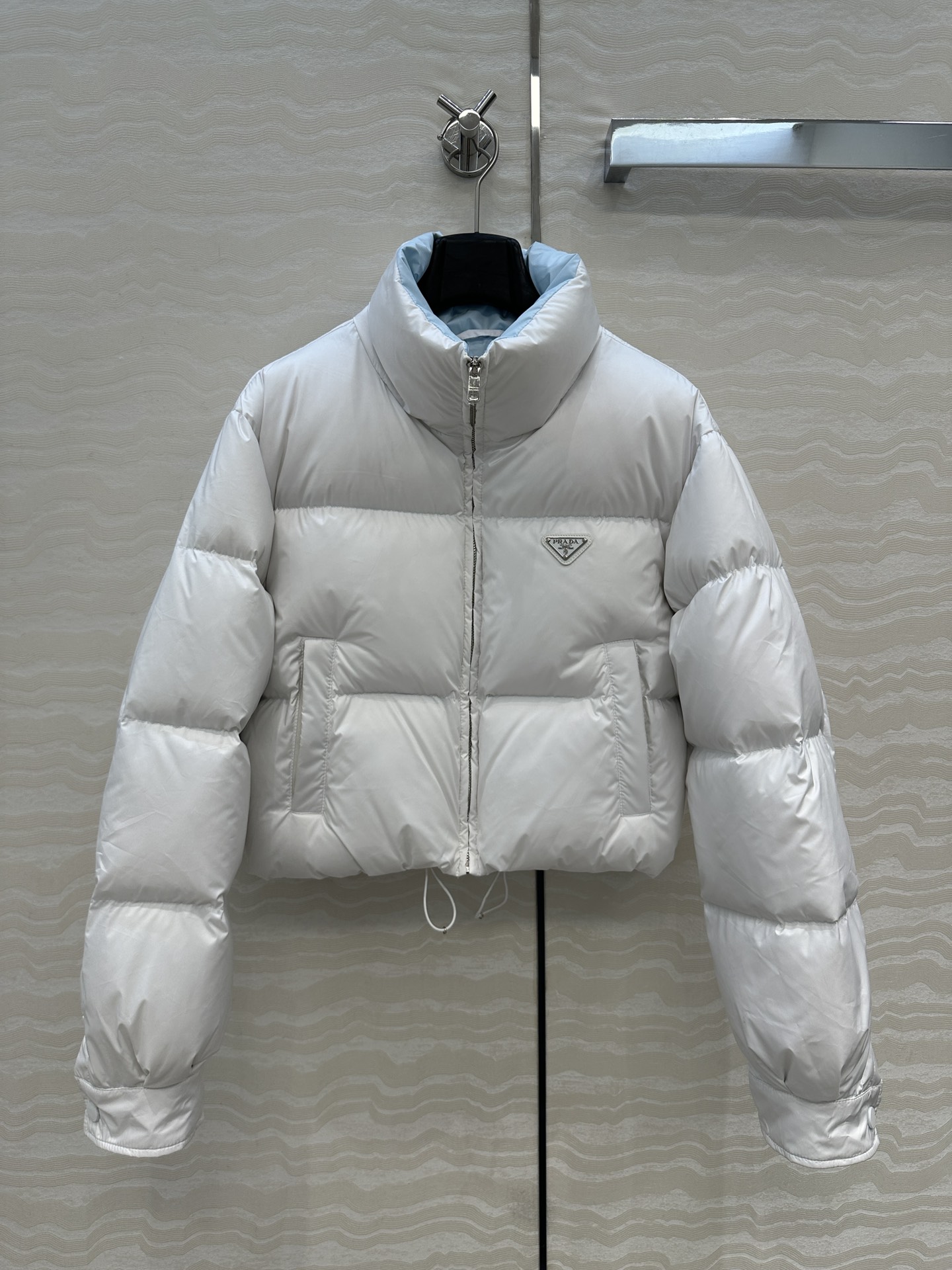 独家首发💙原单品质，PR减龄英伦风穿搭！气质短款面包羽绒服外套。经典夹克面包服高级感满满的。进口90白鹅