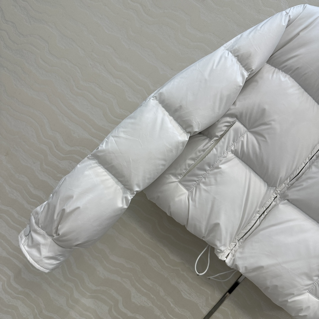 独家首发💙原单品质，PR减龄英伦风穿搭！气质短款面包羽绒服外套。经典夹克面包服高级感满满的。进口90白鹅