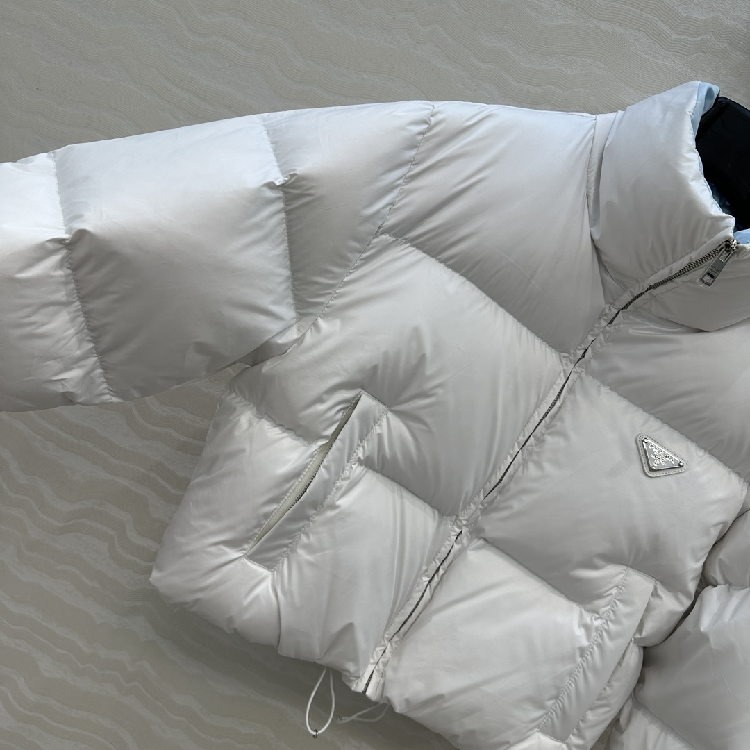 独家首发💙原单品质，PR减龄英伦风穿搭！气质短款面包羽绒服外套。经典夹克面包服高级感满满的。进口90白鹅