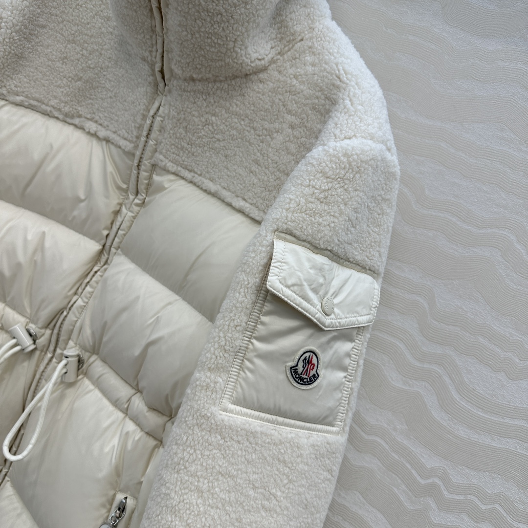 羽绒服主推款❤️原单品质Mo秋冬必入毛茸茸的小蛮腰羽绒服！100%羊皮毛拼接设计，原版定制亮面记忆丝质感