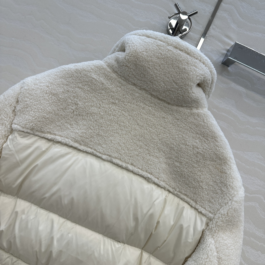 羽绒服主推款❤️原单品质Mo秋冬必入毛茸茸的小蛮腰羽绒服！100%羊皮毛拼接设计，原版定制亮面记忆丝质感