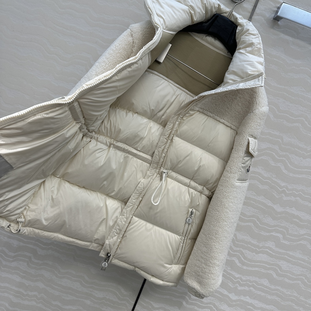 羽绒服主推款❤️原单品质Mo秋冬必入毛茸茸的小蛮腰羽绒服！100%羊皮毛拼接设计，原版定制亮面记忆丝质感