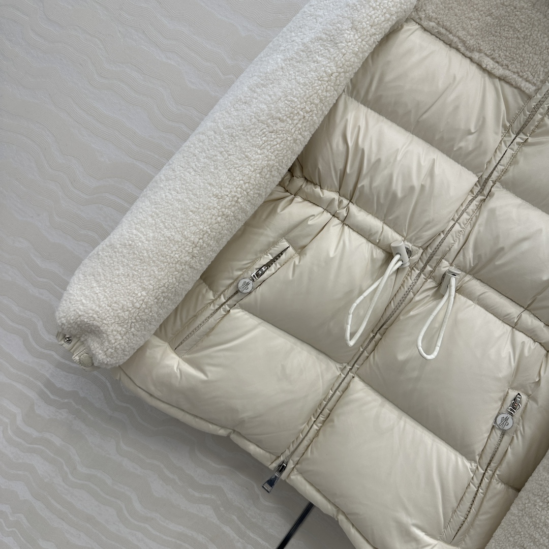 羽绒服主推款❤️原单品质Mo秋冬必入毛茸茸的小蛮腰羽绒服！100%羊皮毛拼接设计，原版定制亮面记忆丝质感