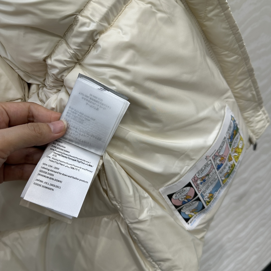 羽绒服主推款❤️原单品质Mo秋冬必入毛茸茸的小蛮腰羽绒服！100%羊皮毛拼接设计，原版定制亮面记忆丝质感