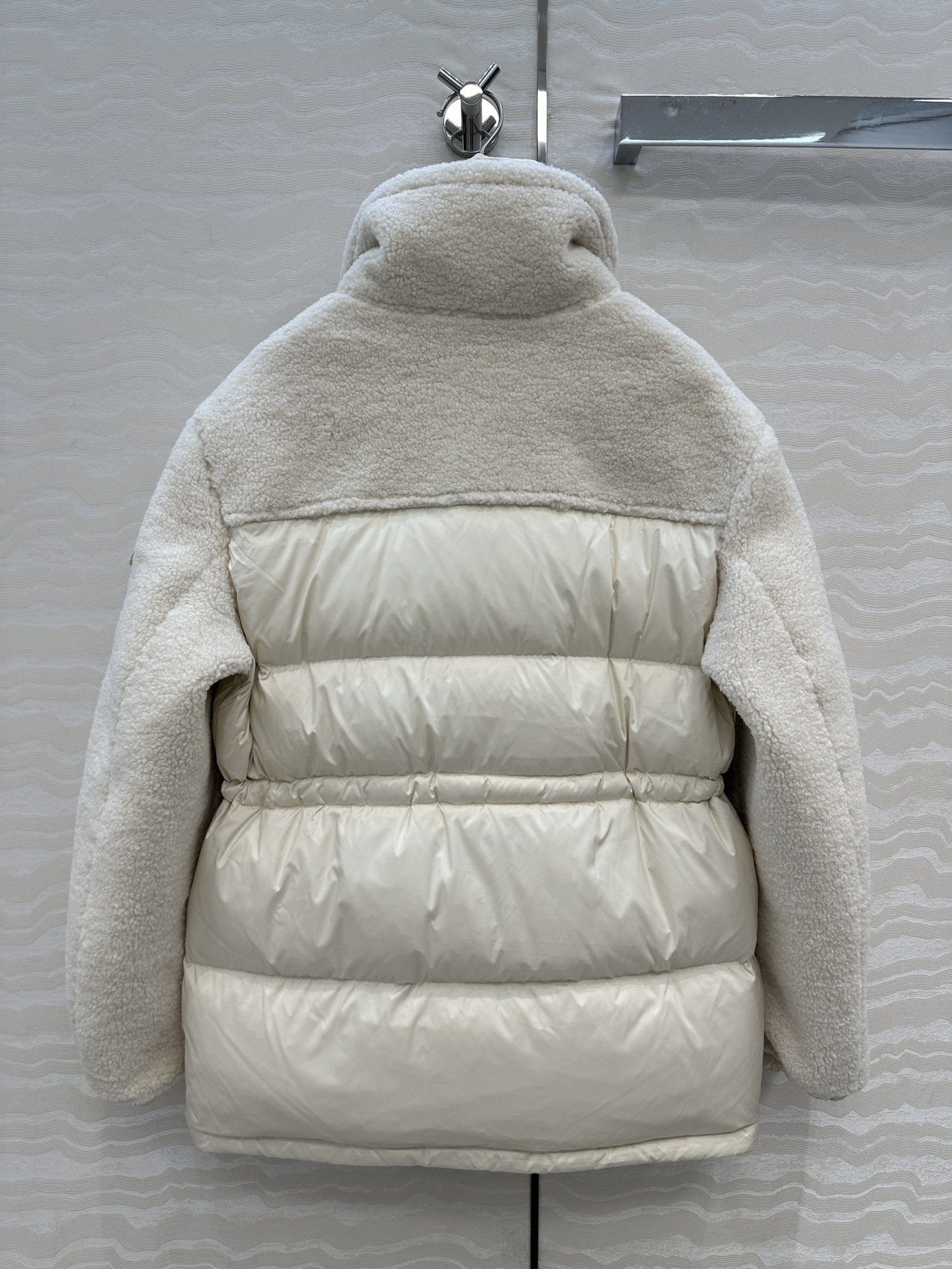 羽绒服主推款❤️原单品质Mo秋冬必入毛茸茸的小蛮腰羽绒服！100%羊皮毛拼接设计，原版定制亮面记忆丝质感