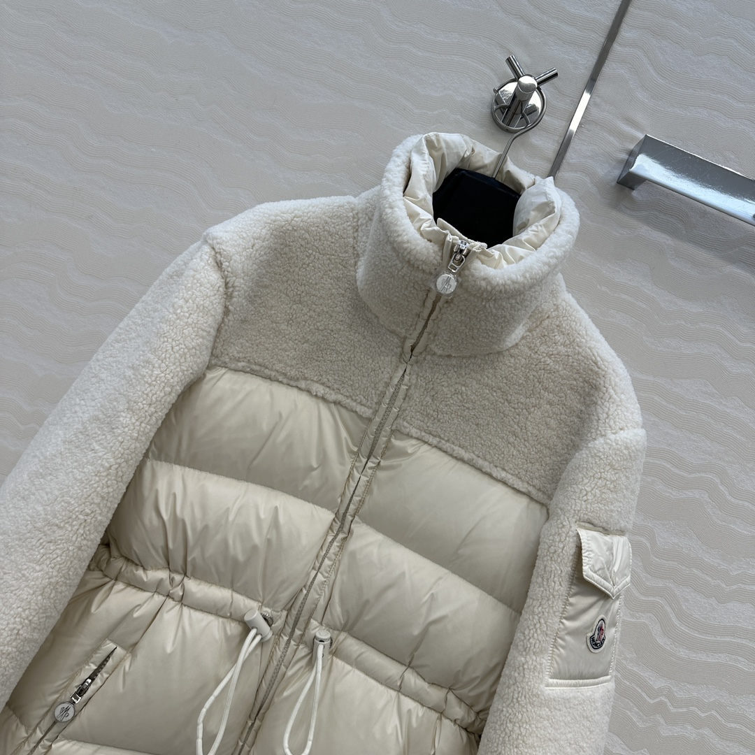 羽绒服主推款❤️原单品质Mo秋冬必入毛茸茸的小蛮腰羽绒服！100%羊皮毛拼接设计，原版定制亮面记忆丝质感