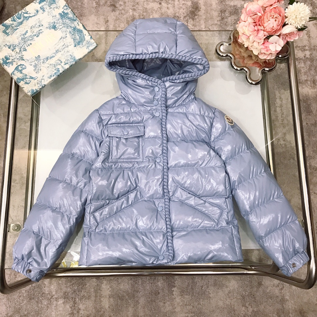 NO:578980,[Ready stock] Size-[One size smaller] size-130-140-150-160-'Long-term availability' Moncl* autumn and winter classic wool woven trimmed bright down jacket YB quality!  The shape is very correct, super good-looking, warm, comfortable and versatile. Upgraded quality version ~ Selected high-quality national standard 90 white duck down filling, high fluffiness, no-wash material, excellent windproof, coldproof and warmth retention, all accessories and hardware are customized one-to-one by YB, high-end quality!  The version is on point, the fashionable style is suitable for any figure, the upper body effect is great, it is ok to give to others and wear for yourself. Must buy the value model ~ Color: off-white, black, blue, suitable for 105cm~155cm, clothes, down jacket,19860909【现货发】 尺码-【偏小一码】 size-130-140-150-160-《长期有货》  Moncl*秋冬经典款 羊毛编织饰边亮面 羽绒服 YB品质！版型非常正 超高颜值 保暖舒适百搭爆款 品质升级版～ 精选优质国标90白鸭绒填充 蓬松度高 免洗材质,防风防寒保暖性极佳,所有配件五金都是YB一比一定制 高端品质！版型正点 时尚流行的款式风格 适合任何身材,上身效果超赞,送人自穿都很ok 必收超值款 ～ 颜色米白色 黑色 蓝色 适合105cm～155cm,衣服,down jacket,,Children's