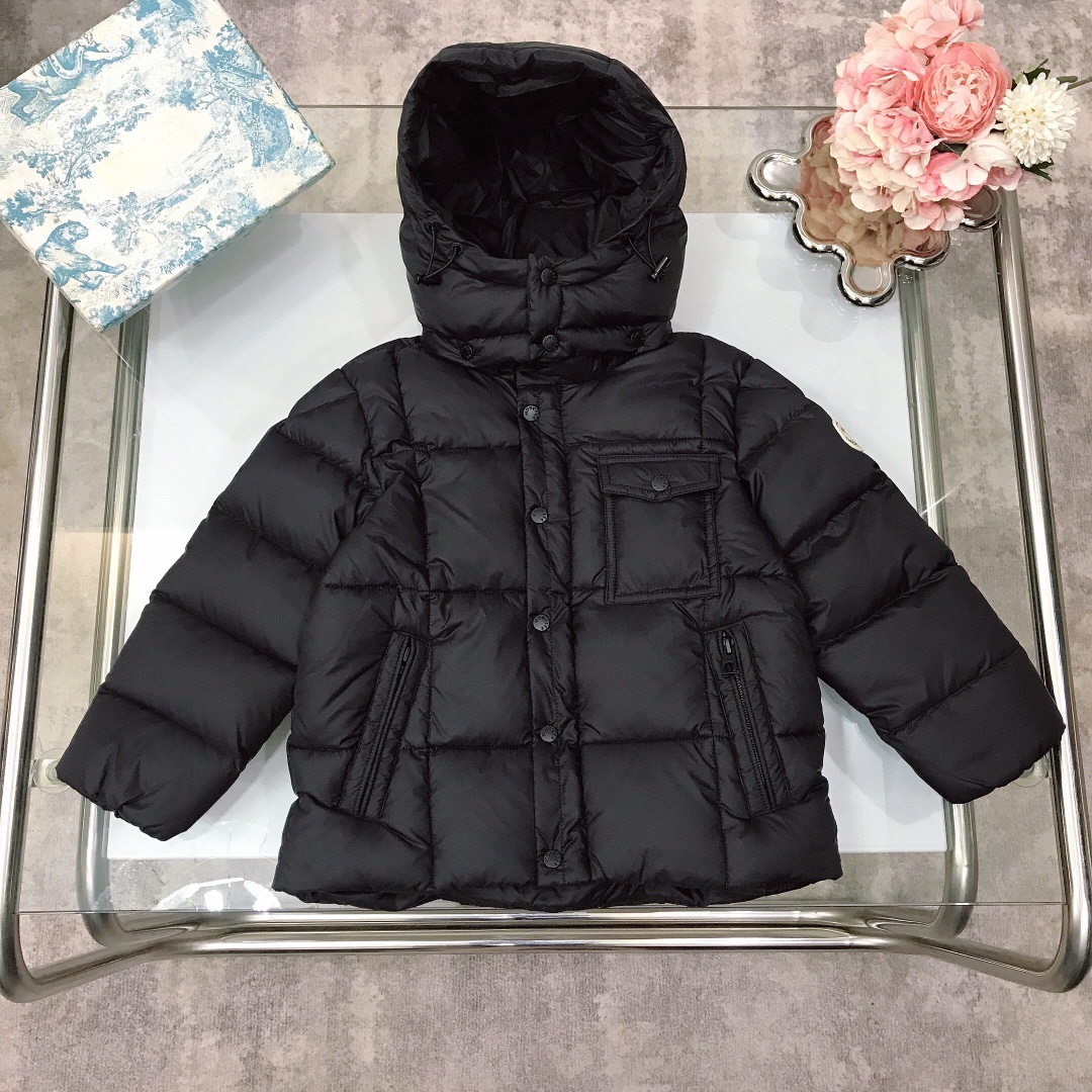 NO:578977,[Ready stock] Size- size-120-130-140-150-'Long-term availability' Moncl* autumn and winter classic Erea square quilted short down jacket YB quality!  The shape is very correct, super good-looking, warm, comfortable and versatile. Upgraded quality version ~ Selected high-quality national standard 90 white duck down filling, high fluffiness, no-wash material, excellent windproof, coldproof and warmth retention, all accessories and hardware are customized one-to-one by YB, high-end quality!  The version is on point, the fashionable style is suitable for any figure, the upper body effect is great, it is ok to give to others and wear for yourself. Must buy the value-for-money ~ color off-white black suitable for 105cm ~ 155cm, clothes, down jacket,19860909【现货发】 尺码- size-120-130-140-150-《长期有货》  Moncl*秋冬经典款 Erea 方形珩缝短款羽绒服 YB品质！版型非常正 超高颜值 保暖舒适百搭爆款 品质升级版～ 精选优质国标90白鸭绒填充 蓬松度高 免洗材质,防风防寒保暖性极佳,所有配件五金都是YB一比一定制 高端品质！版型正点 时尚流行的款式风格 适合任何身材,上身效果超赞,送人自穿都很ok 必收超值款 ～ 颜色米白色 黑色 适合105cm～155cm,衣服,down jacket,,Children's