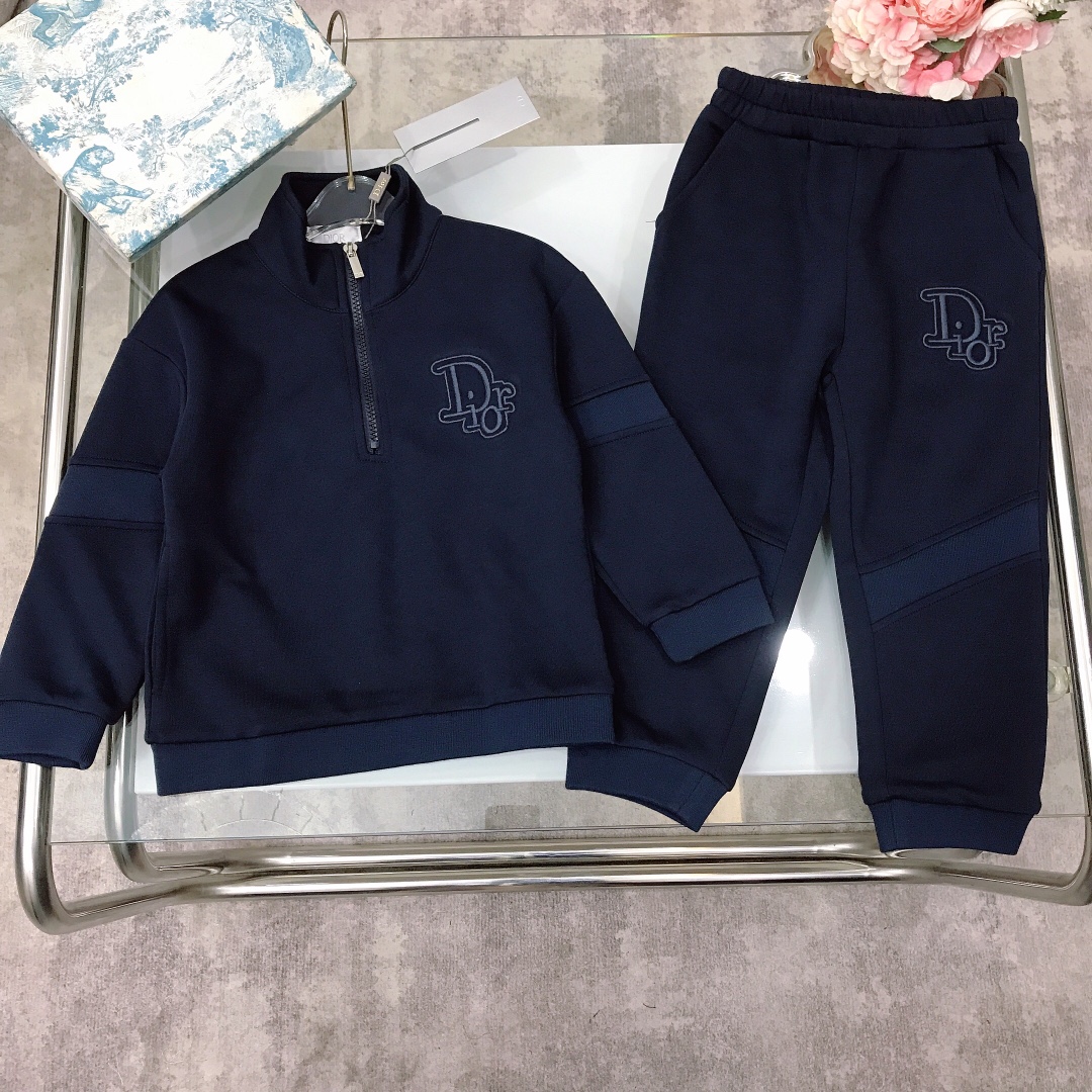 NO:575373,[Ready stock] Size - DIO* Autumn new model [Small stand-up collar pullover sweatshirt and trousers] Both male and female babies can wear it. Soft and delicate sweatshirt cotton with embroidered LOGO logo on the chest. Made of elastic air cotton fabric. Soft and comfortable. Simple and fashionable. Craftsmanship superimposed. Visible high quality. Super stylish and good-looking. Color: navy blue gray size-120-130-140-150-[CM]  Complete package of 10, clothes, dior, hoodie, sweatshirts,19860909【现货发】  尺寸-  DIO* 秋季新款【小立领套头卫衣长裤】男女宝宝均穿 柔软细腻卫衣棉搭配胸前刺绣LOGO标志 采用弹力空气棉面料材质制作 柔软舒适 简约时尚 工艺叠加 看得见的高品质 超级有型又好看 颜色藏蓝色 灰色  size-120-130-140-150-【CM】 全套包装10,衣服,dior,hoodie,sweatshirts,,Children's