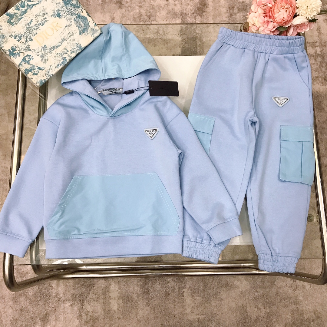 NO:578986,[Available now] Size - Prad* Autumn new [collar hooded pullover sweatshirt trousers] suitable for both male and female babies. Soft and delicate sweatshirt cotton with classic hardware buckle inverted triangle LOGO on the chest. Spliced pocket design. Made of elastic air cotton fabric. Soft and comfortable. Simple and fashionable. Craftsmanship superimposed. Visible high quality. Super stylish and good-looking. Color light blue apricot size-120-130-140-150-[CM]  Complete package of 10, clothes, prada, hoodie, sweatshirts, hats,19860909【现货发】  尺寸-  Prad* 秋季新款【领连帽套头卫衣长裤】男女宝宝均穿 柔软细腻卫衣棉搭配胸前经典五金扣倒三角LOGO标志 拼接口袋设计 采用弹力空气棉面料材质制作 柔软舒适 简约时尚 工艺叠加 看得见的高品质 超级有型又好看 颜色浅蓝色 杏色 size-120-130-140-150-【CM】 全套包装10,衣服,prada,hoodie,sweatshirts,hats,,Children's