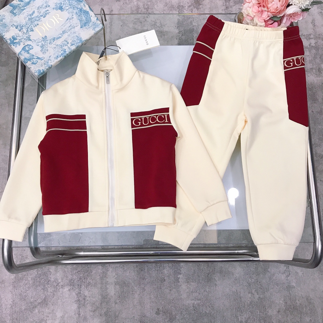NO:578989,[Available in stock] Size - GUCC* Autumn new style [small stand-up collar zipper cardigan sweatshirt and trousers] suitable for both male and female babies. Soft and delicate sweatshirt cotton with classic embroidered LOGO logo on the chest. Red splicing embellishment elements. Made of elastic air cotton fabric. Soft and comfortable. Simple and fashionable. Craftsmanship superimposed. Visible high quality. Super stylish and good-looking. Color apricot size-120-130-140-150-[CM]  Complete package of 10, clothes, gucci, hoodie, sweatshirts,19860909【现货发】  尺寸-  GUCC* 秋季新款【小立领拉链开衫卫衣长裤】男女宝宝均穿 柔软细腻卫衣棉搭配胸前经典刺绣LOGO标志 红色拼接点缀元素 采用弹力空气棉面料材质制作 柔软舒适 简约时尚 工艺叠加 看得见的高品质 超级有型又好看 颜色杏色 size-120-130-140-150-【CM】 全套包装10,衣服,gucci,hoodie,sweatshirts,,Children's