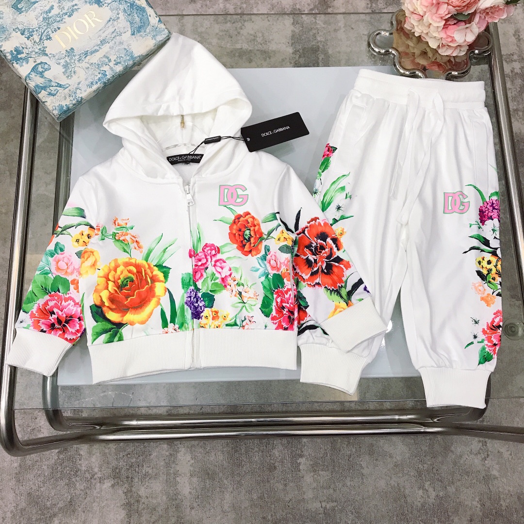 NO:575378,[Available now] Size 90- DOLC* & GABBAN* Girls Suit～Autumn New Style [Hooded Pullover Sweatshirt and Pants] Soft and delicate sweatshirt cotton with exquisite colorful flower prints. Pink DG letter printing on the chest. Made of terry cotton fabric. Soft and comfortable. Simple and fashionable. Craftsmanship superimposed. Visible high quality. Super stylish and good-looking. size90--110-120-130-140-150-[CM]  Complete package of 10, clothes, hoodie, sweatshirts, hats,19860909【现货发】  尺寸90-  DOLC* & GABBAN* 女童套装～秋季新款【连帽套头卫衣长裤】柔软细腻卫衣棉搭配精致彩色花朵印花 胸前粉色系DG字母印花 采用毛圈棉面料材质制作 柔软舒适 简约时尚 工艺叠加 看得见的高品质 超级有型又好看 size90--110-120-130-140-150-【CM】 全套包装10,衣服,hoodie,sweatshirts,hats,,Children's