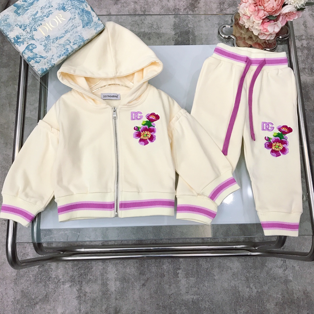 NO:579004,[Available now] Size 90 - DOLC* & GABBAN* Girls Suit ~ Autumn New [Hooded Pullover Sweatshirt and Trousers] Soft and delicate sweatshirt cotton with exquisite colorful embroidered flower design. Pink DG letter embroidery on the chest, full of sophistication ~ Made of terry cotton fabric, soft and comfortable, simple and fashionable, craftsmanship superimposed, visible high quality, super stylish and good-looking  size90--110-120-130-140-150-[CM] Full set of packaging 10, clothes, hoodie, sweatshirts, hats,19860909【现货发】  尺寸90-  DOLC* & GABBAN* 女童套装～秋季新款【连帽套头卫衣长裤】柔软细腻卫衣棉搭配精致彩色刺绣花朵设计 胸前粉色系DG字母刺绣 精致感满满～采用毛圈棉面料材质制作 柔软舒适 简约时尚 工艺叠加 看得见的高品质 超级有型又好看 size90--110-120-130-140-150-【CM】 全套包装10,衣服,hoodie,sweatshirts,hats,,Children's