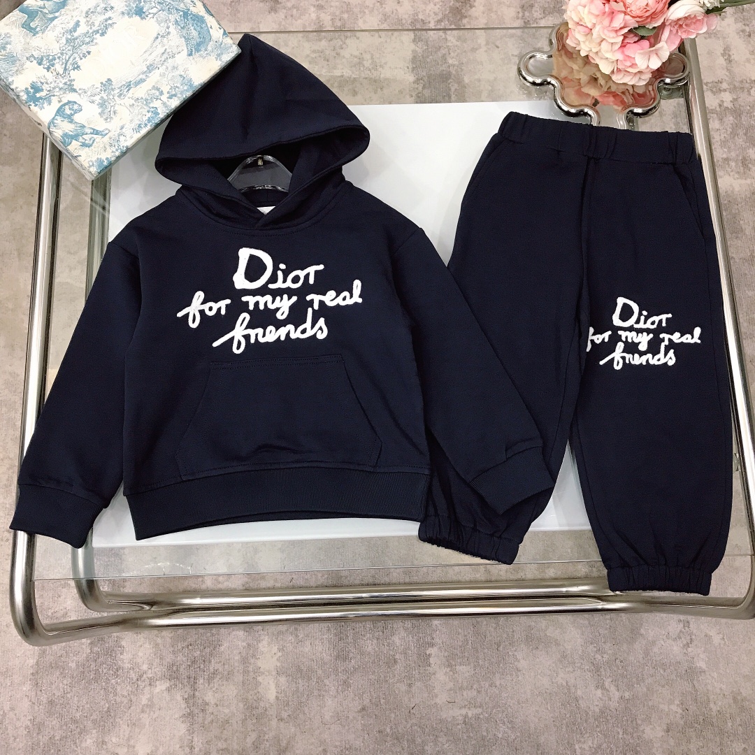 NO:578991,[Available now] Size - DIO* Autumn new style [hooded pullover sweatshirt and trousers] suitable for both male and female babies. Soft and delicate sweatshirt cotton with woolen knitted LOGO on the chest. Made of elastic air cotton fabric. Soft and comfortable. Simple and fashionable. Craftsmanship superimposed. Visible high quality. Super stylish and good-looking. Color navy blue size-110-120-130-140-[CM]  Complete package of 10, clothes, dior, hoodie, sweatshirts, hats,19860909【现货发】  尺寸-  DIO* 秋季新款【连帽套头卫衣长裤】男女宝宝均穿 柔软细腻卫衣棉搭配胸前毛线编织LOGO标志 采用弹力空气棉面料材质制作 柔软舒适 简约时尚 工艺叠加 看得见的高品质 超级有型又好看 颜色藏蓝色  size-110-120-130-140-【CM】 全套包装10,衣服,dior,hoodie,sweatshirts,hats,,Children's