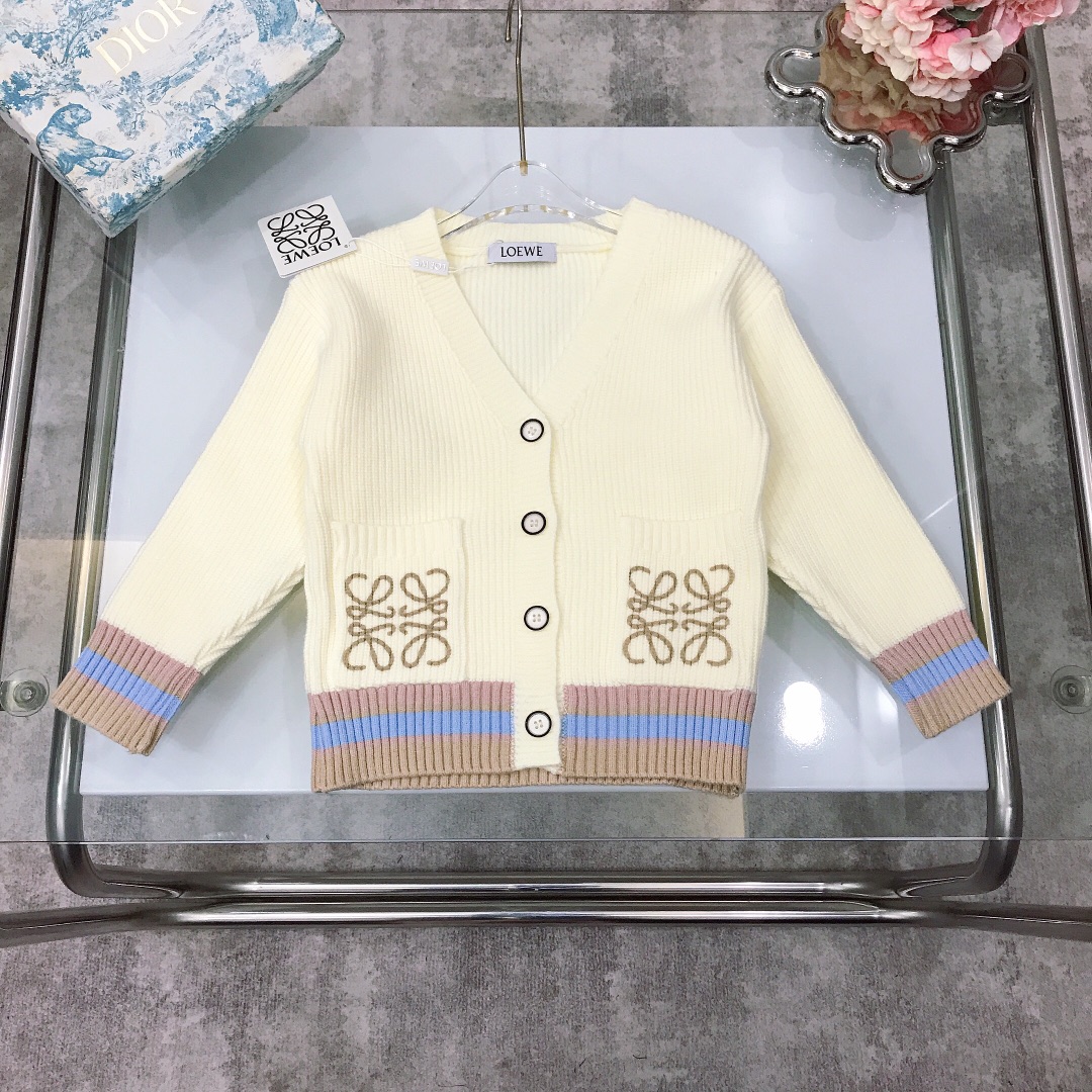NO:579030,[Ready stock] LOEW* breasted cardigan sweater, designed with LOGO pattern thread hooks ~ The color rendering is super good. Full of soft and waxy velvet feeling, high temperature environmentally friendly dyeing technology, thick and heavy sweater, super warm, high-end and fashionable style. Tough and anti-pilling, more durable, comfortable and breathable. The upper body effect is very good. Color: apricot. Size--120-130-140-150 [CM]  Need counter packaging, clothes, loewe, sweaters,19860909【现货发】  LOEW* 排扣开衫毛衣 LOGO图案线钩设计打造～显色度超级赞 软糯绒感十足,高温环保染色技术,毛衣厚度克重打造,保暖度超高高级时髦款 韧性防起球更耐穿,舒适透气 上身效果非常好 颜色杏色 尺码--120-130-140-150【CM】 需要专柜包装元,衣服,loewe,sweaters,,Children's