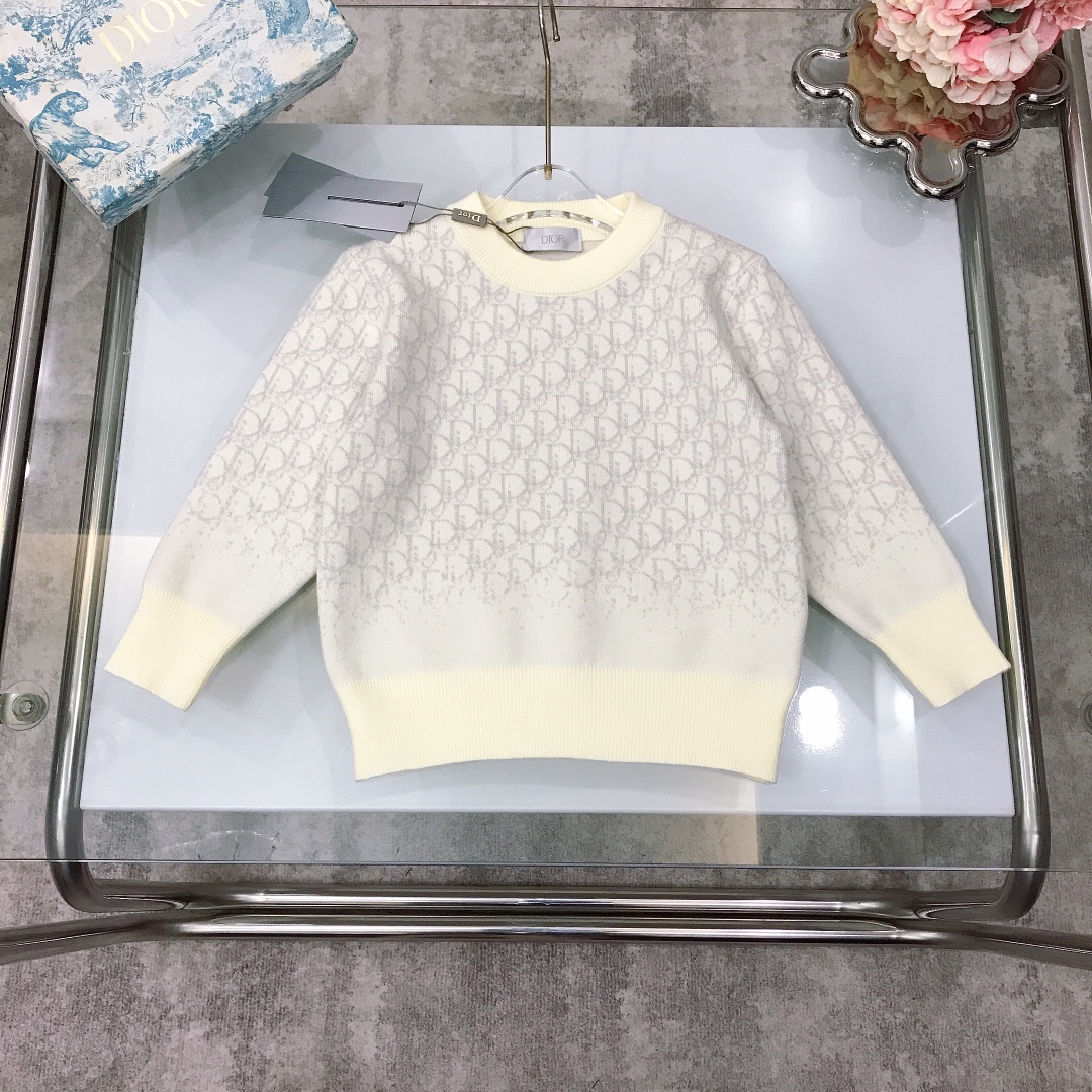 NO:575388,[Ready stock] DIO* pullover round neck sweater, LOGO letter gradient design ~ Super color rendering, full of soft and waxy velvet feel, high temperature environmentally friendly dyeing technology, thick and heavy sweater, super warm, high-end fashionable style, tough and anti-pilling, more durable, comfortable and breathable, the upper body effect is very good, color is navy blue, apricot, size--120-130-140-150 [CM]  Need counter packaging, clothes, dior, sweaters,19860909【现货发】  DIO* 套头圆领毛衣 LOGO字母渐变设计打造～显色度超级赞 软糯绒感十足,高温环保染色技术,毛衣厚度克重打造,保暖度超高高级时髦款 韧性防起球更耐穿,舒适透气 上身效果非常好 颜色藏蓝色 杏色 尺码--120-130-140-150【CM】 需要专柜包装元,衣服,dior,sweaters,,Children's