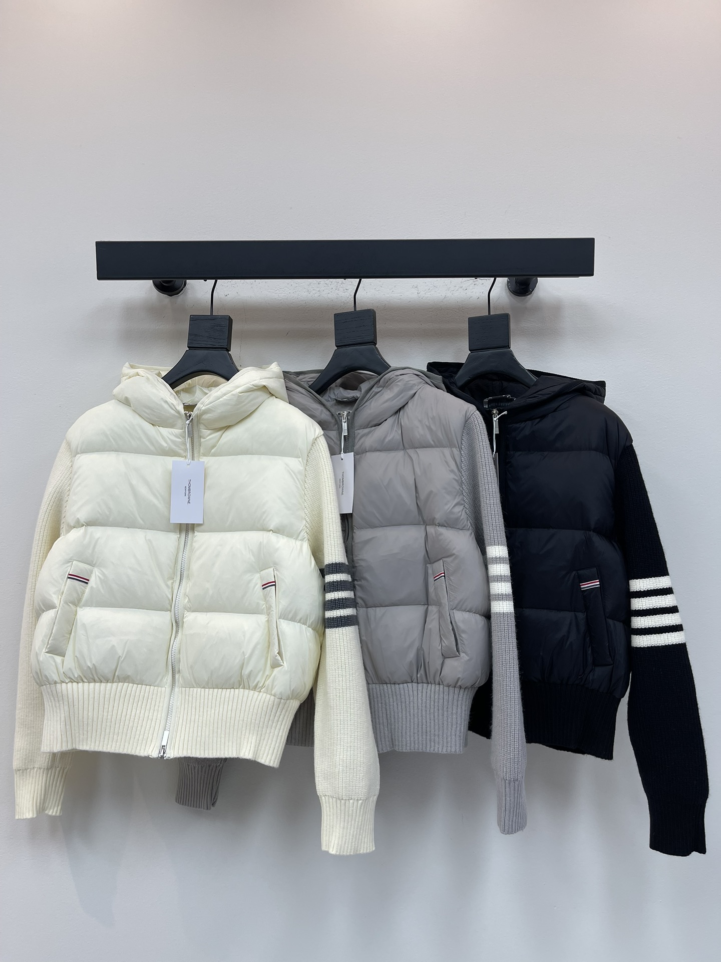 NO:566537,Comes with dust bag TB*25 new autumn and winter four-bar knitted splicing down jacket, thickened and warm white duck down hooded jacket. Wool spliced down hooded short down jacket. Light and comfortable, with built-in heating function, comfortable and thick feel, hooded zipper, minimalist casual jacket version, not picky about the upper body, super slim, casual and versatile artifact, Italian-style elegance, high-end sense, casual and atmospheric, the fabric feels smooth and comfortable, and the color is full  After special TE treatment, the fabric is velvet-proof, windproof, waterproof, and oil-proof. It also improves the clothing's ability to resist cold and lock in warmth. Filled with 90 white duck down, with high bulkiness, warmer and more three-dimensional. SML,,jackets & coats,jackets & coats,down jacket,hats,alexander wang19860909配防尘袋TB*25秋冬新款四条杠针织拼接羽绒服加厚保暖白鸭绒连帽外套.羊毛拼接羽绒连帽短款羽绒服 轻盈舒适自带发热保暖功能舒适厚实的手感 连帽拉链设汁 极简休闲夹克版型 不挑人上身超显瘦 休闲百搭神器 意式优雅高级感随性又大气面料手感爽滑舒适,色泽饱满 面料经过TE殊处理后,具有防绒,防风,防水,防油污功能,同时也提升了服装抗寒锁暖的功效填充90白鸭绒,蓬松度高,更保暖更立体SML,,jackets & coats,jackets & coats,down jacket,hats,alexander wang,Women's clothing