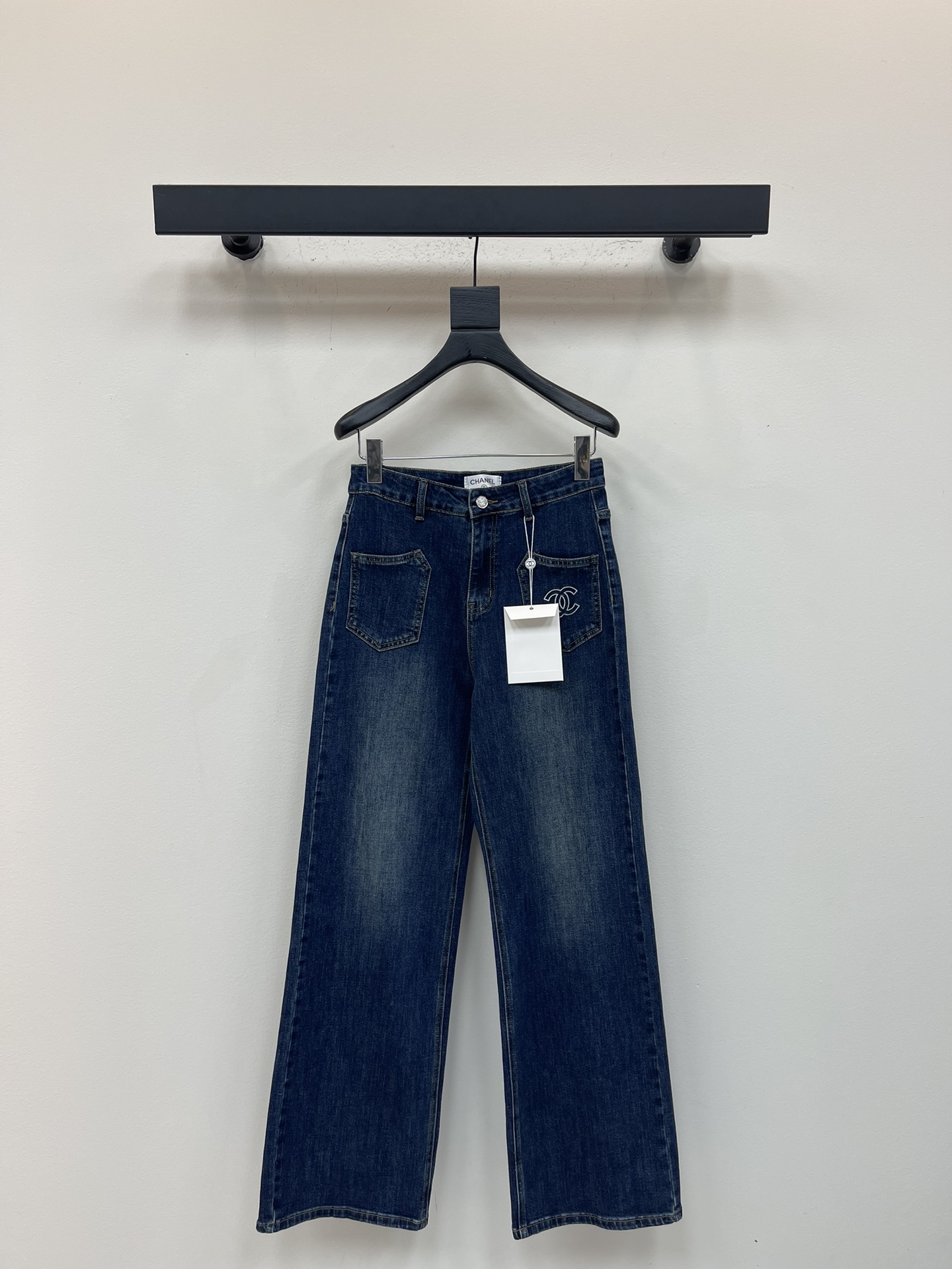 NO:566574,CHANE*25 new style pocket embroidered high-waisted straight jeans!  Customized YB imported twill cotton denim material, multiple washes, crisp, comfortable and stylish, all-over double C embroidered letter logo and symmetrical pocket decoration, adding a sense of layering and highlighting the brand's tone!  SML,,chanel,jeans,alexander wang19860909CHANE*25新款口袋刺绣高腰直筒牛仔裤！定制YB进口斜纹棉牛仔材质 多重水洗挺括舒适有型 通体双C刺绣字母徽标对称口袋装饰 增添层次感 彰显品牌调性！SML,,chanel,jeans,alexander wang,Women's clothing