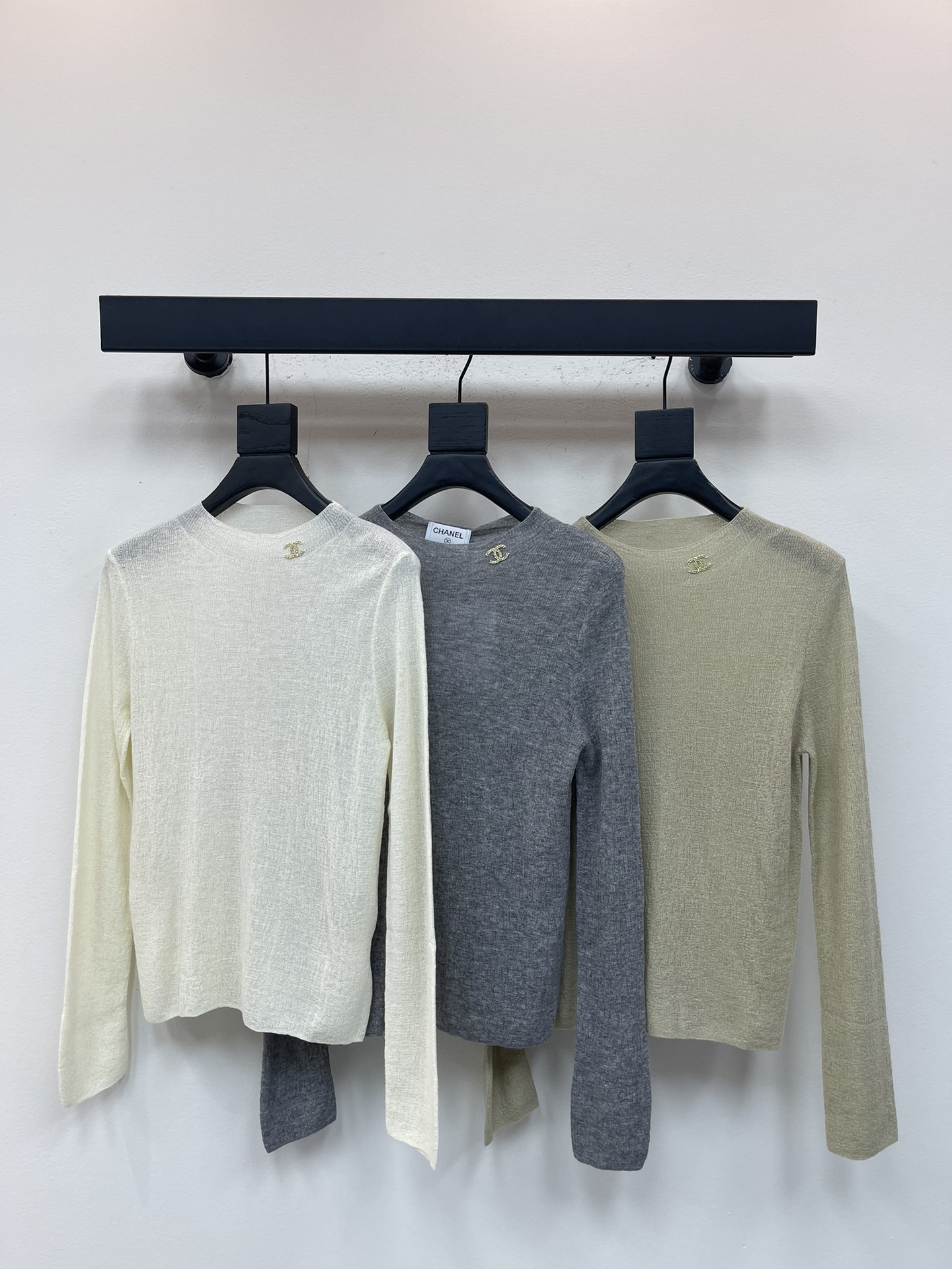 NO:565678,Chane*25 new early autumn Xiaoxiang knitted bottoming top. The fabric is soft and comfortable. The small logo design on the chest. The brand's high-end style is full of simplicity. It can be worn alone or layered. The first choice for autumn and winter fashion!  SML,,chanel,alexander wang19860909Chane*25早秋新款小香针织打底上衣 面料柔软舒适 胸前小巧logo设计 品牌高级格调拉满 简约大气 单穿叠穿均可 秋冬时尚穿搭首选！SML,,chanel,alexander wang,Women's clothing