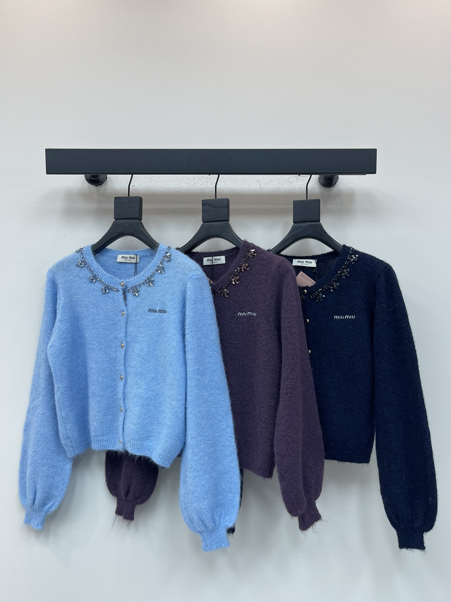 NO:565651,Miumi*25 new early autumn rhinestone beaded knitted cardigan. Customized YB wool yarn weaving, dense fine knitting, clear wooly texture, comfortable and skin-friendly, round neck cardigan cut, the neckline is surrounded by a circle of rhinestone decoration, the petals reflect gorgeous light, and it looks noble and elegant. The leader's hem is threaded, full of elasticity, color matching and rich design layering, the version is tolerant to the figure, and the outfit is fashionable for age-reducing. SML,, miumiu, alexander wang19860909Miumi*25早秋新款水钻钉珠针织开衫.定制YB羊毛纱线织造,密度细针织造,清晰毛感肌理,舒适亲肤,圆领开衫剪裁,领口环绕一圈水钻装饰,花瓣折射出华丽光线,穿出贵气优雅,领袖口衣摆螺纹收边,弹性十足,配色丰富设计层次感,版型包容身材,穿搭减龄时髦.SML,,miumiu,alexander wang,Women's clothing