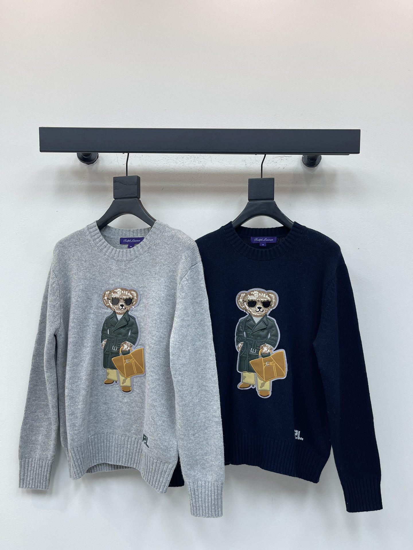 NO:565673,Ralph Laure*Raff*'s new polo bear knitted sweater wearing a green leather windbreaker. American style wear, quality control is a must-have. Imported cashmere is soft and waxy. The texture is invincible. Intarsia bear three-dimensional embroidery technology. Pure hand-made cross-stitch LP logo. The trendy and trendy temperament of younger girls is a must-have. Childlike and advanced retro casual style. The version is versatile and not picky. S-XL,,loro piana,sweaters,alexander wang19860909Ralph Laure*拉夫*新款polo穿绿色皮风衣的小熊针织毛衣 美式穿搭 品质控必入 进口羊绒软软糯糯 质感无敌赞 嵌花小熊立体刺绣工艺 纯手工十字绣法LP标志 减龄少女气质时髦精必入 童趣高级复古随性风 版型百搭不挑人 S-XL,,loro piana,sweaters,alexander wang,Women's clothing