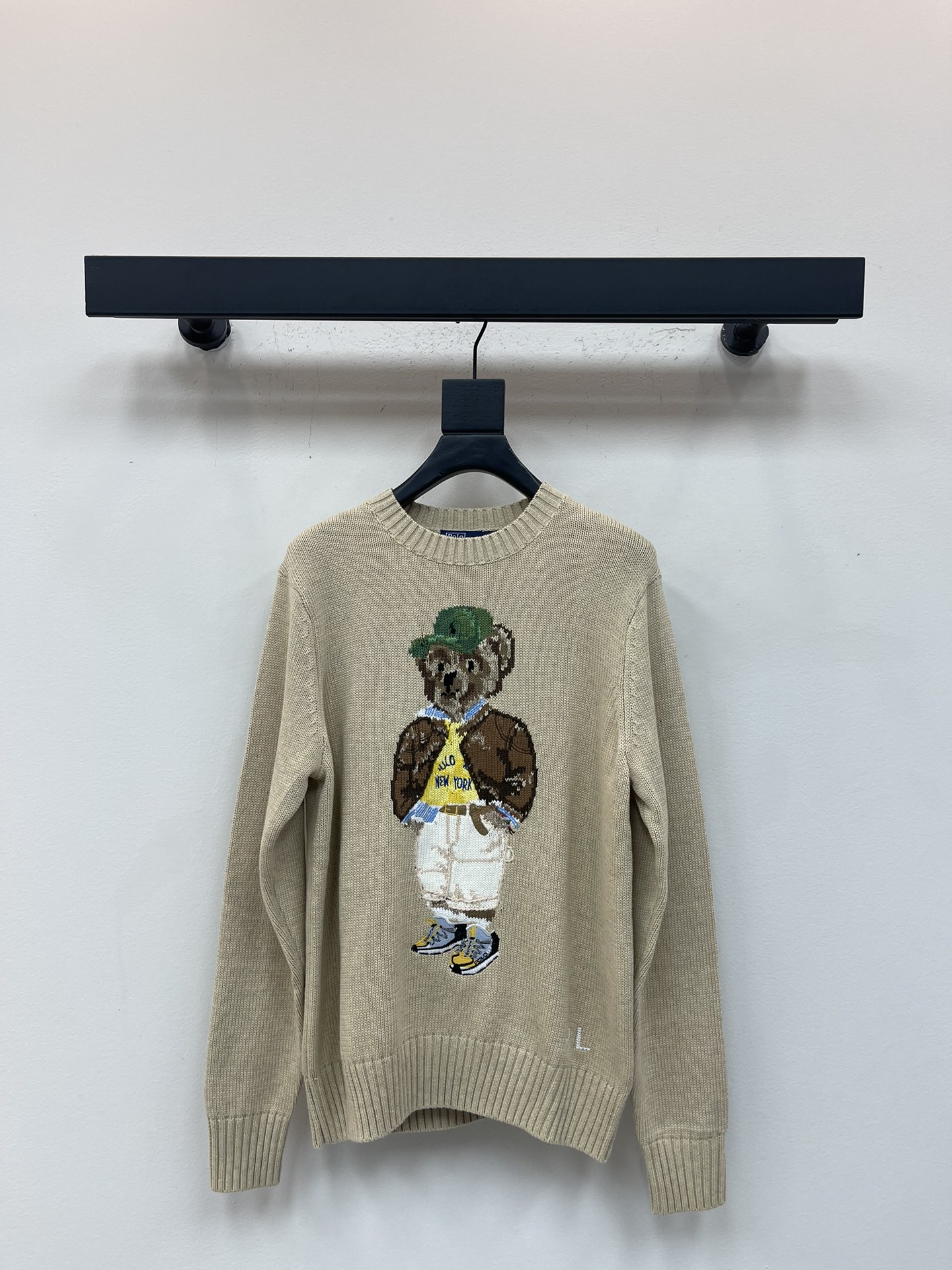 NO:565685,Ralph Laure*Raff*'s new polo jacket, bear hand hook pattern round neck knitted sweater, high luxury American style, classic version design, quality control is a must-have, imported pure cotton yarn texture is invincible, intarsia bear three-dimensional embroidery technology, pure hand-made cross-stitch LP letters, age-reducing girl temperament and fashionable essence, childlike high-end retro casual style S-XL,,loro piana,jackets & coats,sweaters,alexander wang19860909Ralph Laure*拉夫*新款polo穿夹克小熊手勾图案圆领针织毛衣高奢美式风穿搭 经典版型设计 品质控必入 进口纯棉纱线质感无敌赞 嵌花小熊立体刺绣工艺 纯手工十字绣法LP字母 减龄少女气质时髦精必入 童趣高级复古随性风 S-XL,,loro piana,jackets & coats,sweaters,alexander wang,Women's clothing