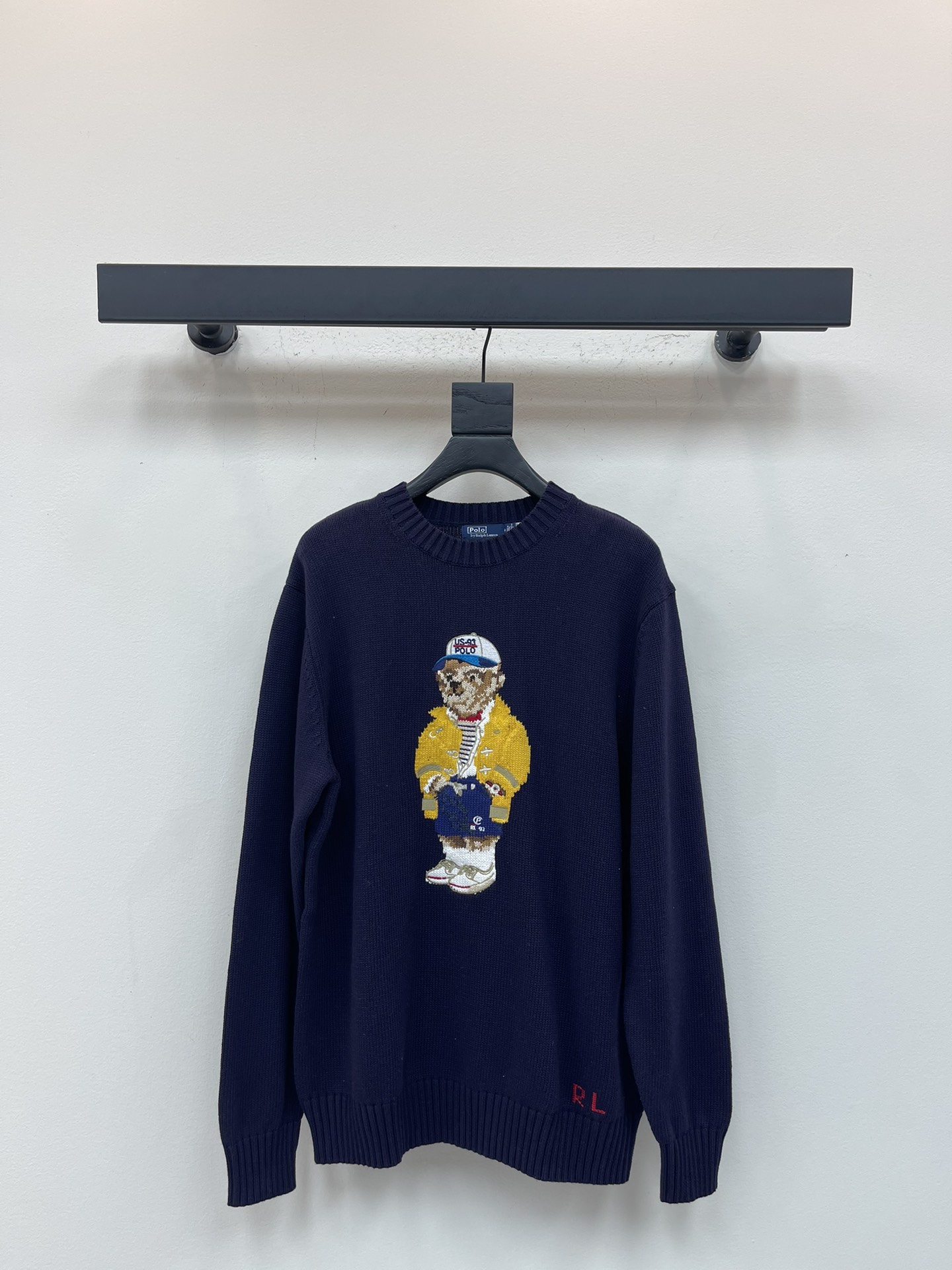 NO:565697,Ralph Laure*Raff*'s new polo childlike bear hand hook pattern knitted sweater has a classic loose fit design. Quality control is a must. The texture of imported pure cotton yarn is invincible. Intarsia bear three-dimensional embroidery technology. Purely hand-made cross-stitch RL letters. The fashionable and elegant temperament of younger girls is a must-have. Childlike high-end retro casual style. The version is versatile and not picky. S-XL,,loro piana,sweaters,alexander wang19860909Ralph Laure*拉夫*新款polo童趣小熊手勾图案针织毛衣经典宽松版型设计 品质控必入 进口纯棉纱线质感无敌赞 嵌花小熊立体刺绣工艺 纯手工十字绣法RL字母 减龄少女气质时髦精必入 童趣高级复古随性风 版型百搭不挑人 S-XL,,loro piana,sweaters,alexander wang,Women's clothing