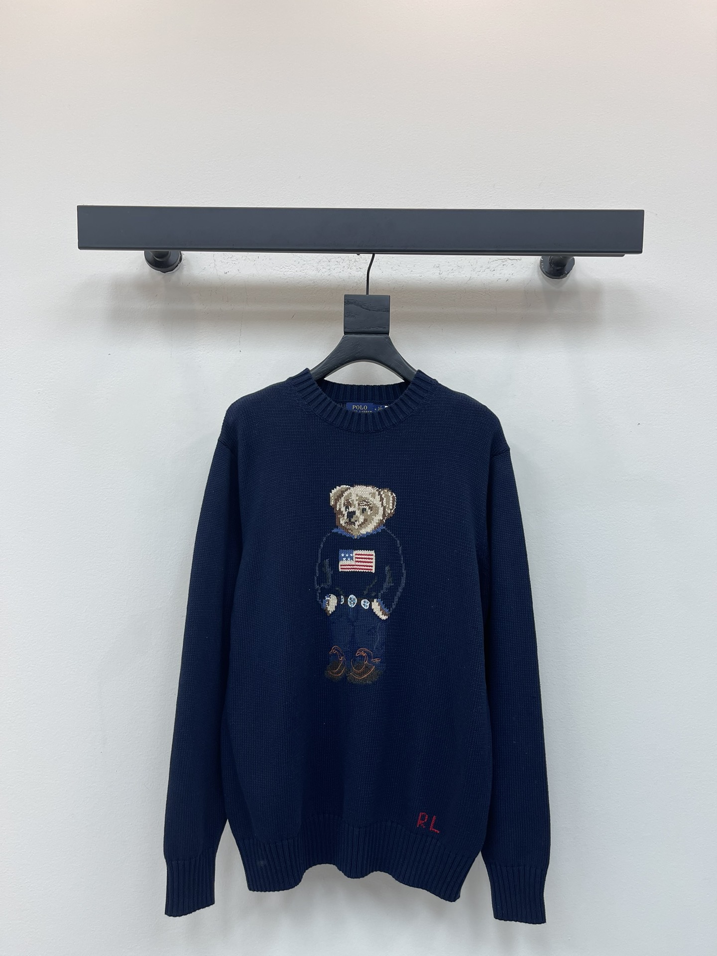 NO:565661,Ralph Laure*Raff*'s new polo American bear hand hook pattern knitted sweater has a classic loose fit design. Quality control is a must. The texture of imported pure cotton yarn is invincible. Intarsia bear three-dimensional embroidery technology. Handmade cross-stitch RL letters. Fashionable and sophisticated temperament for younger girls. Childlike and advanced retro casual style. The version is versatile and not picky. S-XL,,loro piana,sweaters,alexander wang19860909Ralph Laure*拉夫*新款polo美国熊手勾图案针织毛衣经典宽松版型设计 品质控必入 进口纯棉纱线质感无敌赞 嵌花小熊立体刺绣工艺 纯手工十字绣法RL字母 减龄少女气质时髦精必入 童趣高级复古随性风 版型百搭不挑人 S-XL,,loro piana,sweaters,alexander wang,Women's clothing