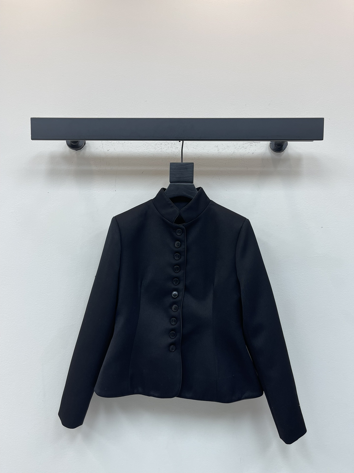 NO:566543,LP*25 new autumn and winter high-end old money style stand-up collar single-breasted suit jacket. The waistline curve makes the softness sublime in the toughness. The customized fabric texture is amazing. The 3D three-dimensional tailoring design upper body is capable and elegant. Goddess Style. Easy to control for commuting. Casual matching to interpret different styles. SML,,loro piana,jackets & coats,business suit,alexander wang19860909LP*25秋冬新品高级老钱风穿搭立领单排扣西装外套 腰部收腰曲线让柔美在硬朗中升华 定制面料质感超赞 3D立体剪裁设计上身干练优雅气场女神Style 通勤穿搭轻松驾驭 随性搭配演绎不同风格 SML,,loro piana,jackets & coats,business suit,alexander wang,Women's clothing