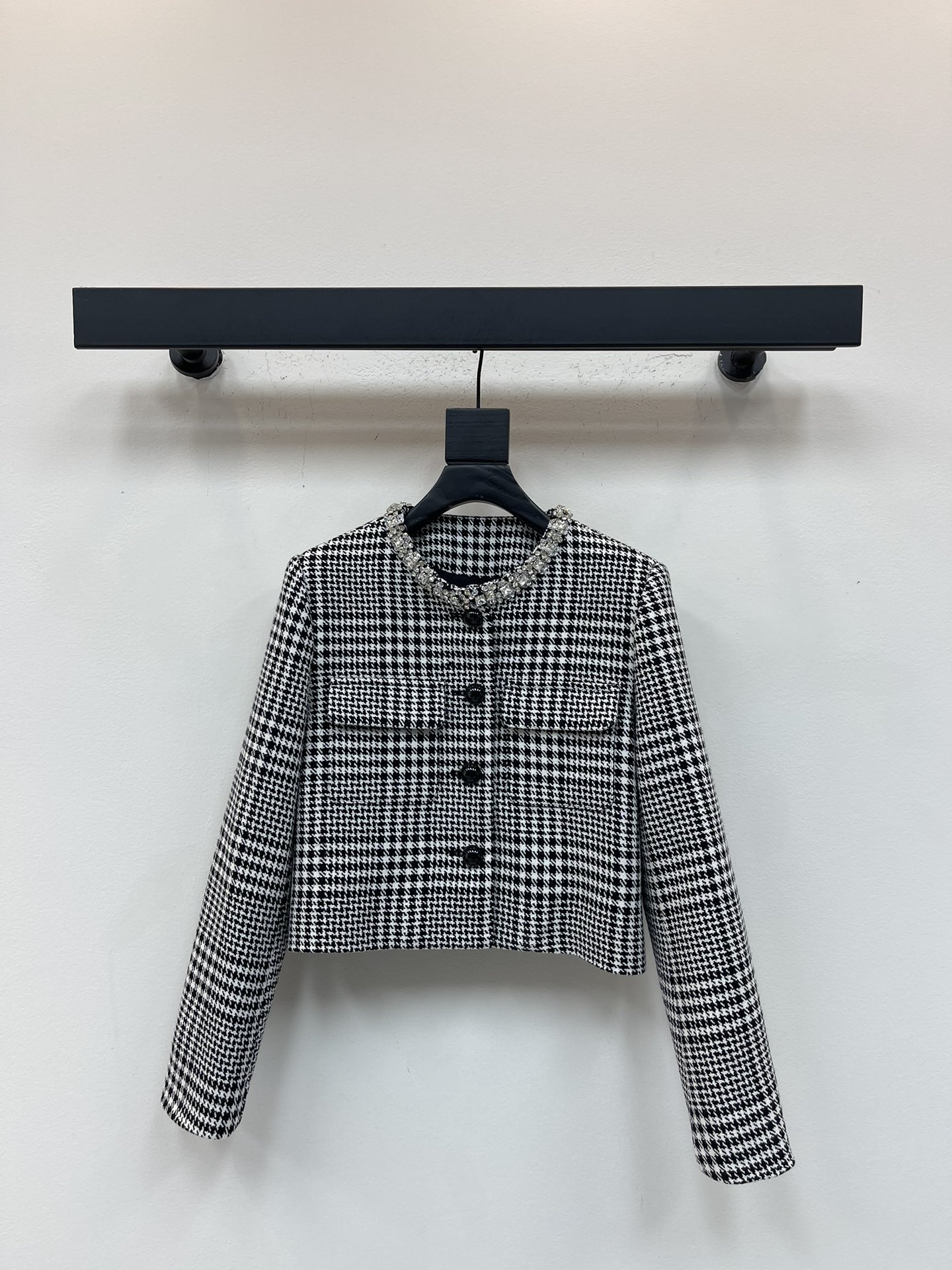 NO:567749,Self-portr*it25's new SP rhinestone collar houndstooth short coat. Just look at the floral diamond ornaments on the collar. It is very heavy-duty. Rhinestones, beads and sequins are gathered into flowers, which sparkle under the light. The black and white houndstooth just balances this gorgeousness. The whole is subtle nobility, which is also in line with the 'down-to-earth and refined' dress he wants to present!  60 polyester wool, the fabric is stiff but not stiff, it is thick and has good warmth retention!  The yarn-dyed weaving process plus full-piece panel cutting requires at least two or three times more work hours and waste than ordinary ones!  The short box cut with straight shoulders can easily shape the right-angled shoulders and optimize the proportions of the body. The upper body looks straight and energetic. The A-line style is elegant and ladylike, and the high waist gives a smart commuting look. It looks exquisite in daily wear to work, and can also hold up to banquets!  SML,,jackets & coats,alexander wang19860909Self-portr*it25新款SP水钻领千鸟格短款外套 单看领口的花朵钻饰就很重工,水钻、串珠混着亮片攒成花,光下特闪,而黑白千鸟格恰好中和了这份华丽感,整体是含蓄的贵气,也符合他想呈现的“接地气又精致”的着装！60聚酯羊毛,面料挺而不僵,属于厚款,保暖性很不错！色织工艺加全件对格剪裁,工时和废料至少是普通的两三倍！正肩短箱式剪裁,轻松塑造直角肩,优化身材比例,上身显得人板正有精神,配A字是优雅名媛风,搭高腰是干练通勤感,日常上班穿显精致,赴宴也能撑得住场！SML,,jackets & coats,alexander wang,Women's clothing