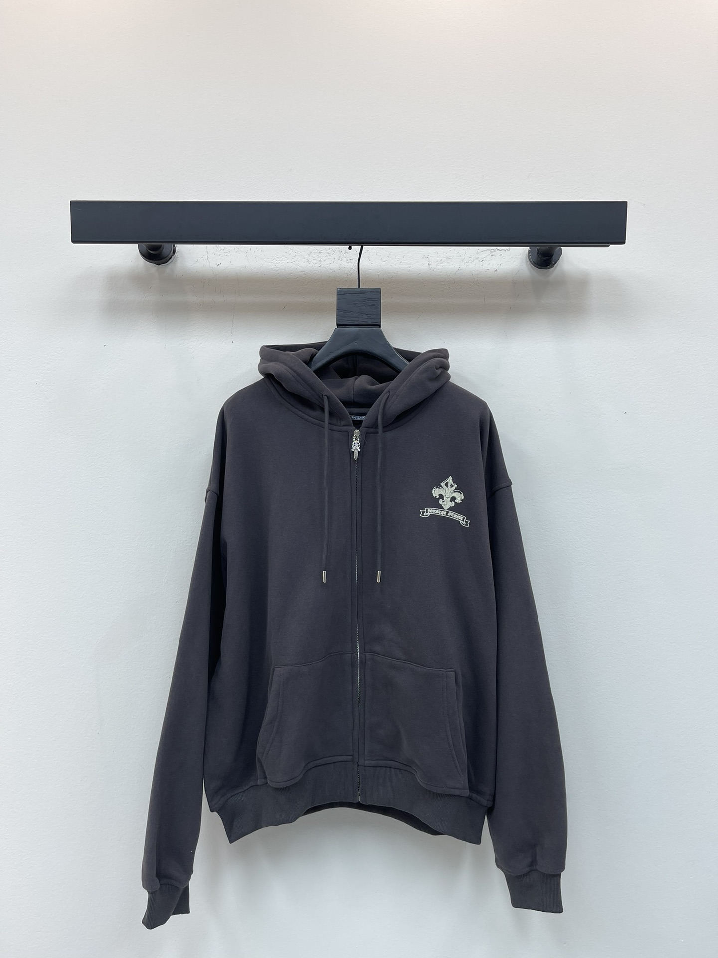 NO:568607,Chrome Heart* Chrome Heart 25 new autumn and winter cross print zipper hooded sweatshirt and velvet jacket. Velvet pure cotton fabric, soft and warm, perfect for autumn and winter!  The dark retro atmosphere is full of loose fit + hooded design. It is casual and versatile. It can be easily worn with jeans and sweatpants. It can be worn for daily outings and casual occasions. It is comfortable and trendy. It is a must-have item in the autumn and winter wardrobe!  SML,,chrome hearts,chrome hearts,hoodie,sweatshirts,jeans,jackets & coats,hats,alexander wang19860909Chrome Heart*克罗心25秋冬新款十字架印花拉链连帽卫衣加绒外套.加绒纯棉面料,柔软又保暖,秋冬穿超合适！暗黑复古氛围感拉满宽松版型＋连帽设计,随性又百搭,牛仔裤、运动裤都能轻松驾驭.日常出街、休闲场合都能穿,舒适又有潮流感,是秋冬衣橱必备单品！SML,,chrome hearts,chrome hearts,hoodie,sweatshirts,jeans,jackets & coats,hats,alexander wang,Women's clothing